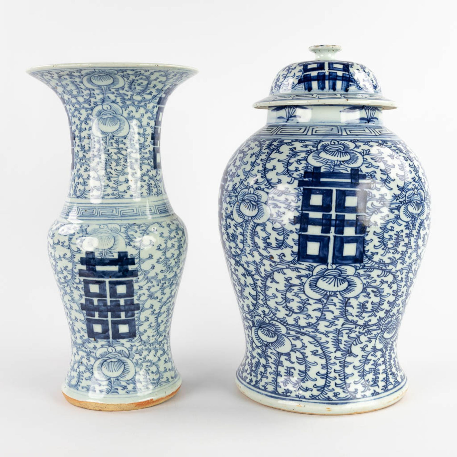 Two Chinese blue-white vases with double Xi-signs of happiness. 19th/20th C. (H:42 x D:25 cm) - Bild 3 aus 18