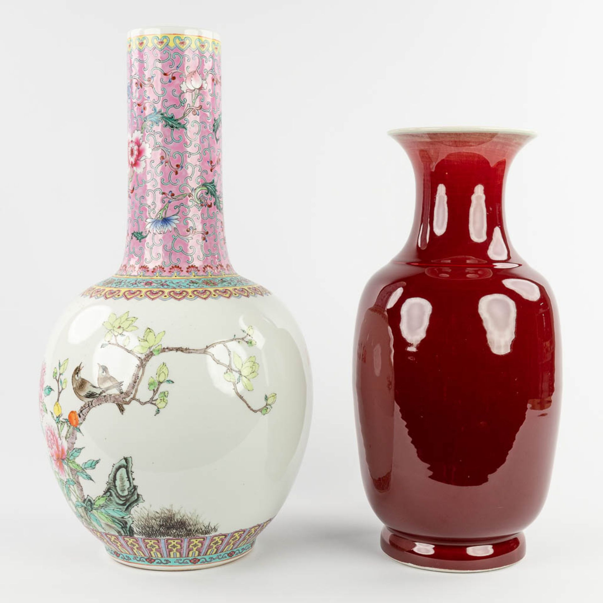 A Chinese 'Sang De Boeuf' and Famille Rose vase, 20th C. (H:57 x D:29 cm) - Bild 3 aus 15