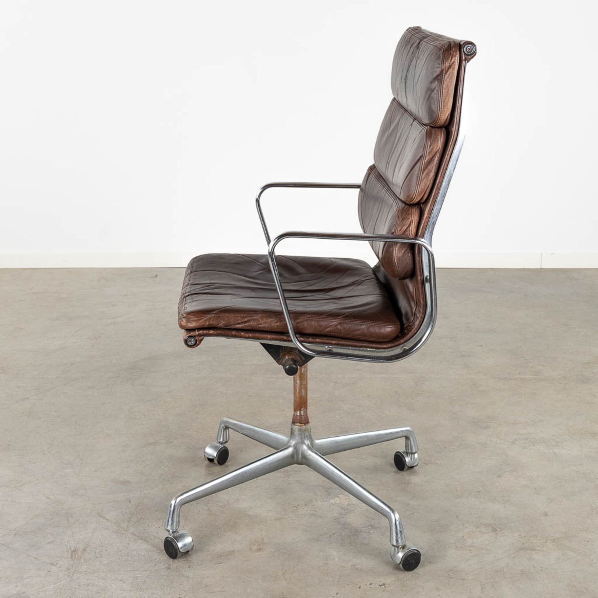 Charles &amp; Ray EAMES (XX-XXI) 'Soft Pad Office Chair' for Herman Miller. (D:111 x W:59 x H:63 cm) - Image 4 of 12
