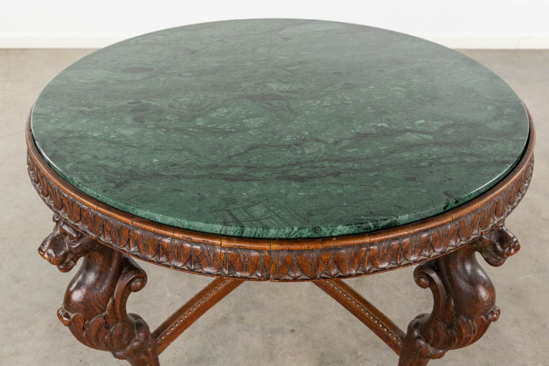 A wood-sculptured coffee table, mythological figurines and a green marble top. 20th C. (D:93 x W:93  - Bild 8 aus 13