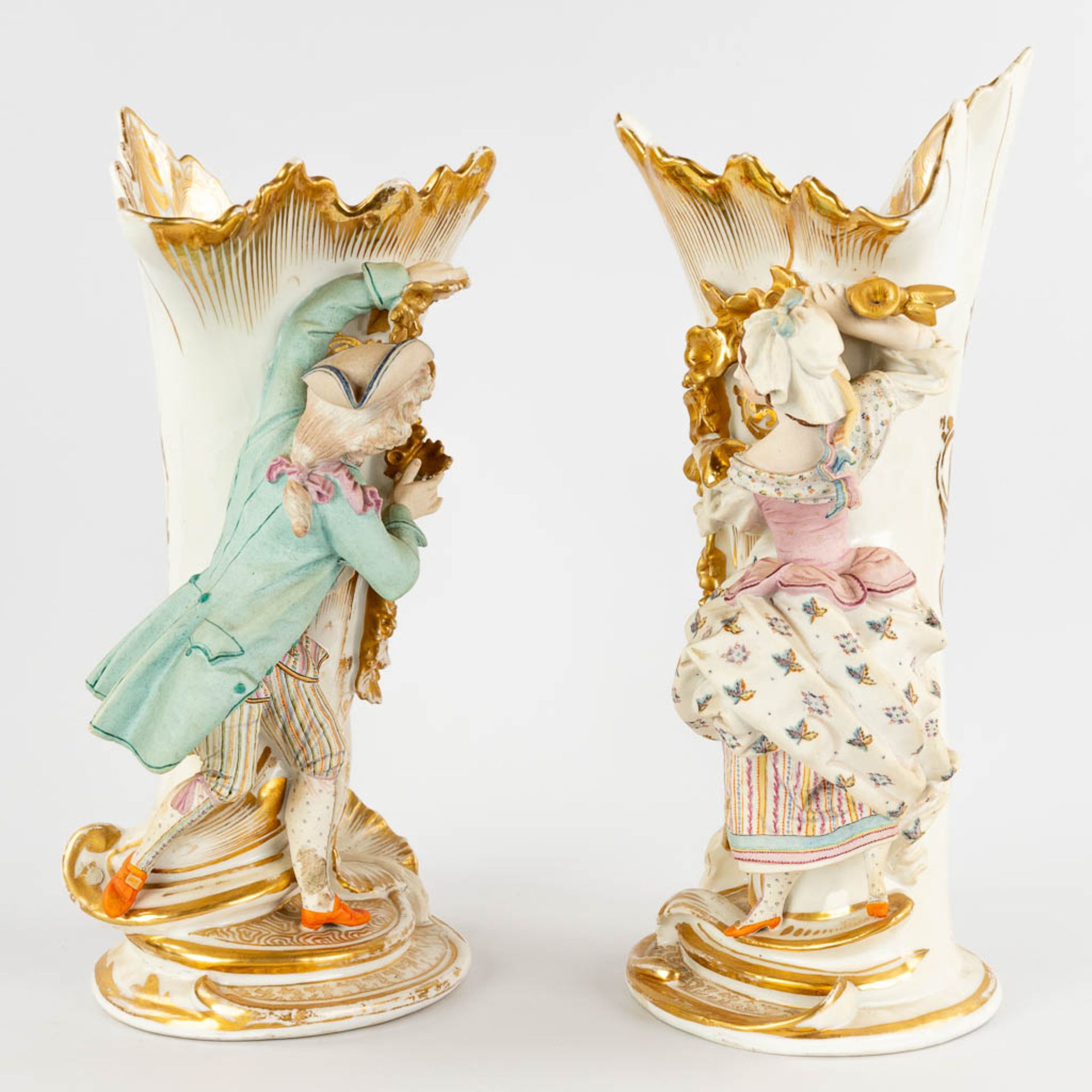Vieux Bruxelles/Paris, a pair of vases decorated with figurines and hand-painted decors. 19th C. (D: - Bild 4 aus 15