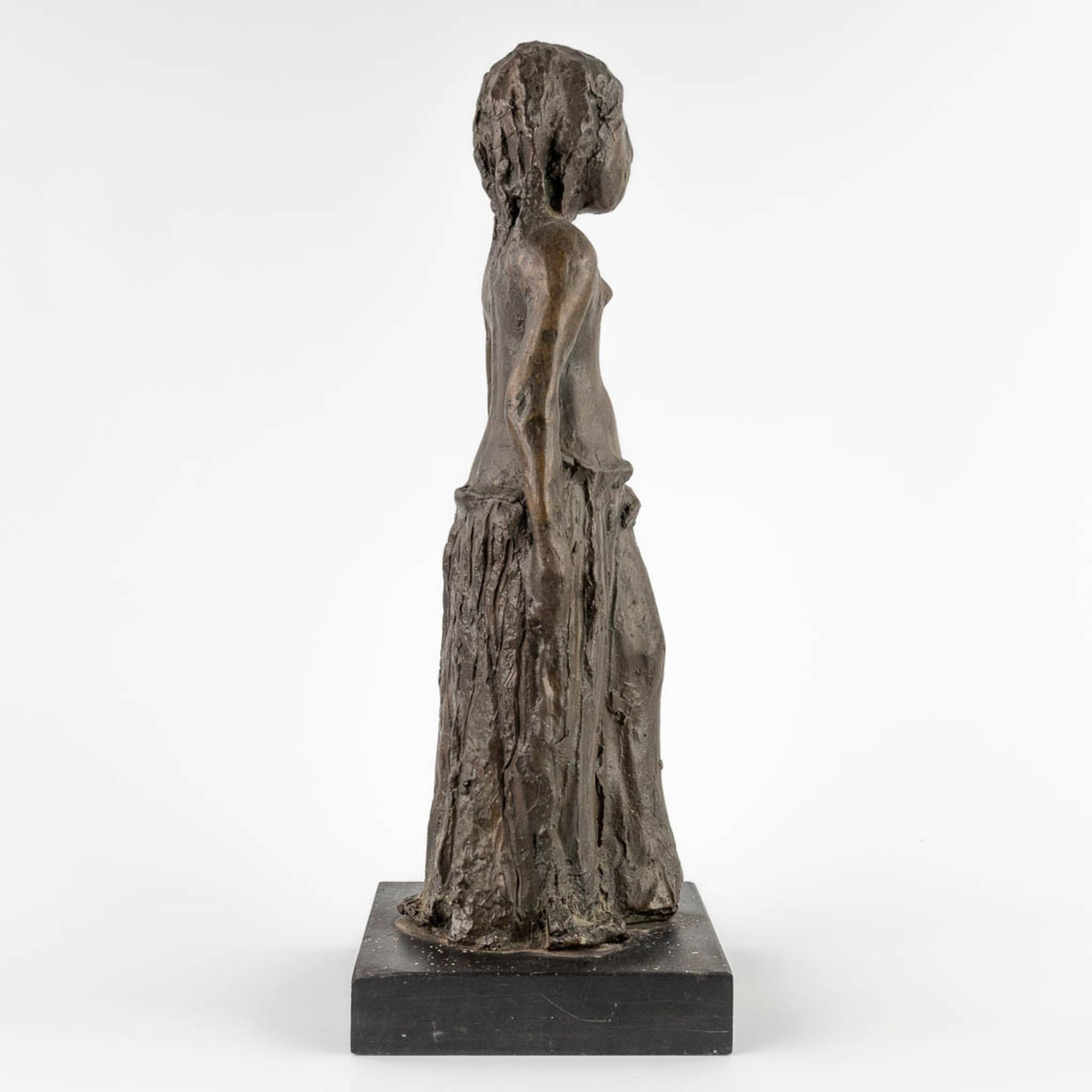 P. MATTHYS (XX) 'Figure of a Girl' patinated bronze. (D:18 x W:18 x H:50 cm) - Bild 4 aus 10