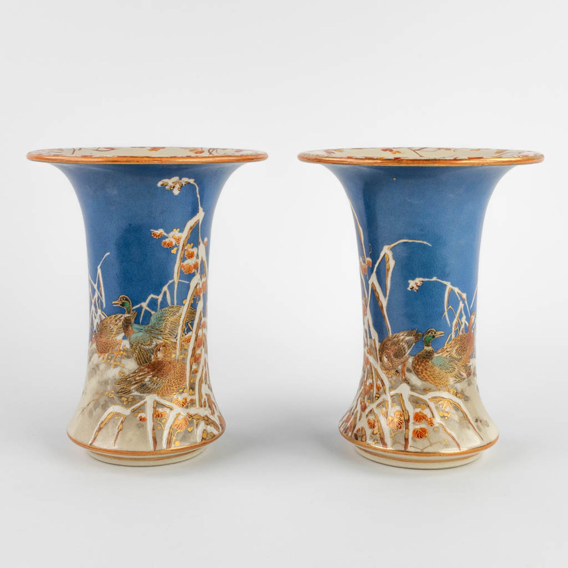 A pair of Japanese vases decorated with fauna and flora. (H:20 x D:16 cm) - Bild 3 aus 14