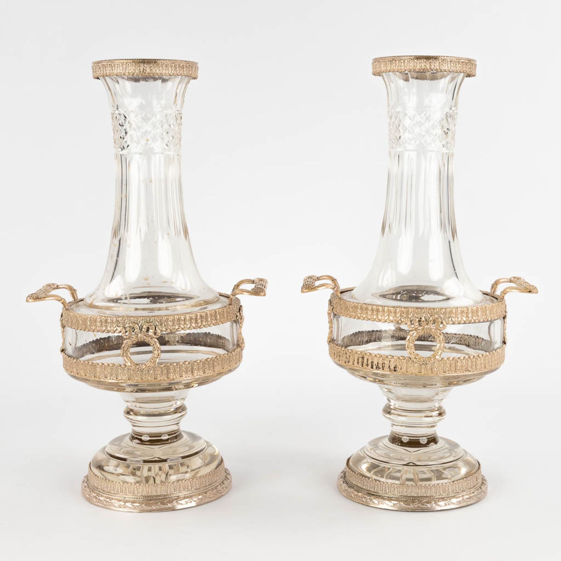 A pair of decorative vases, silver-plated bronze on glass, Neoclassical. 20th C. (D:14 x W:18 x H:33 - Bild 5 aus 16