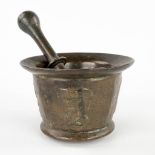 A mortar with pestle, bronze, 16th/17th C. (H:8,7 x D:12,6 cm)