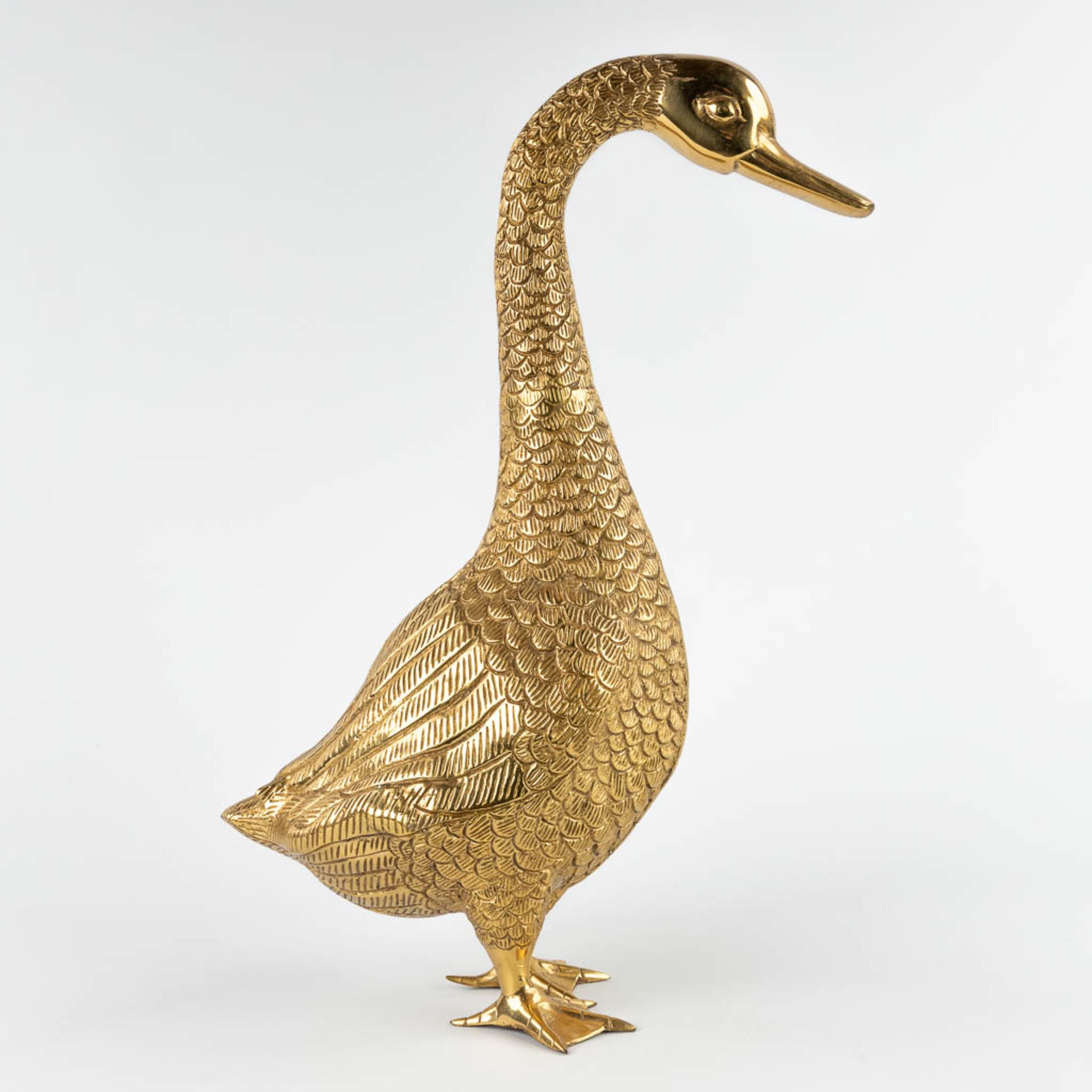 A large figurative goose, gold-plated metal. 20th C. (D:15 x W:35 x H:49,5 cm) - Bild 5 aus 11