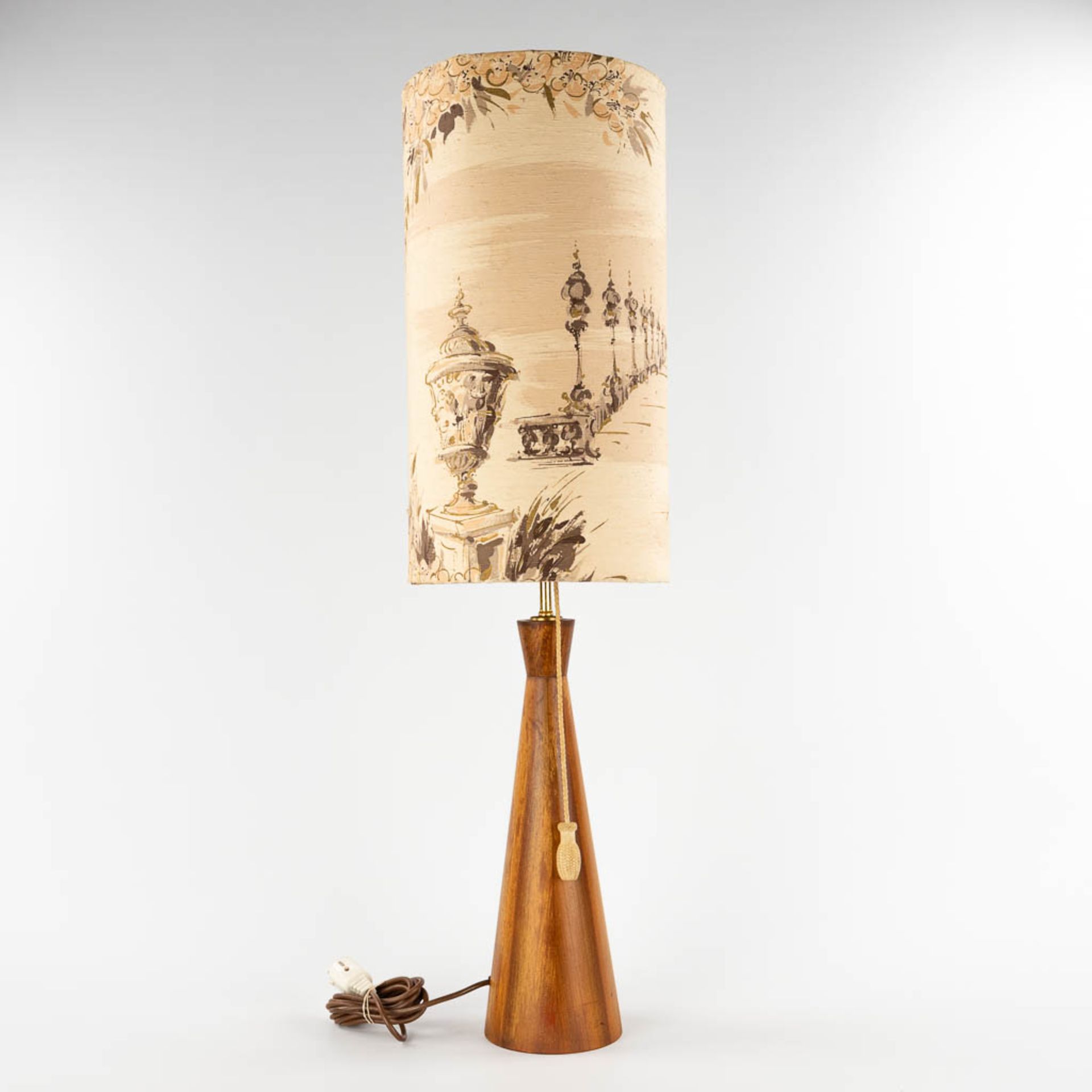 A mid-century Scandinavian table lamp, turned wood with the original lampshade. (H:101 x D:28,5 cm) - Bild 3 aus 10