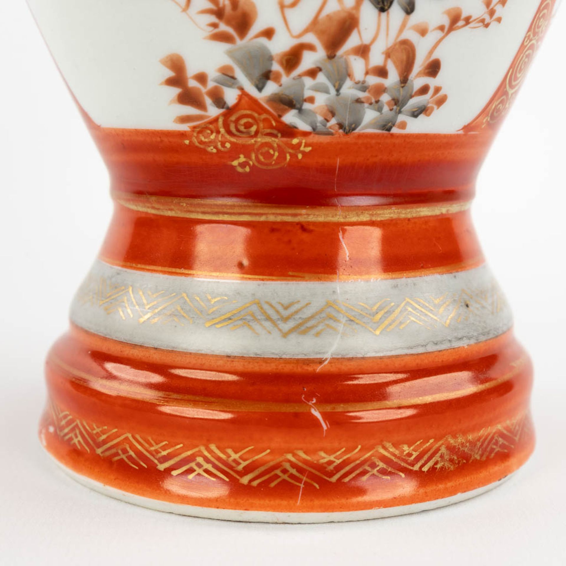 A pair of Japanese 'Kutani' vases, Meiji period, 19th C. (H:24,5 x D:11 cm) - Bild 12 aus 14