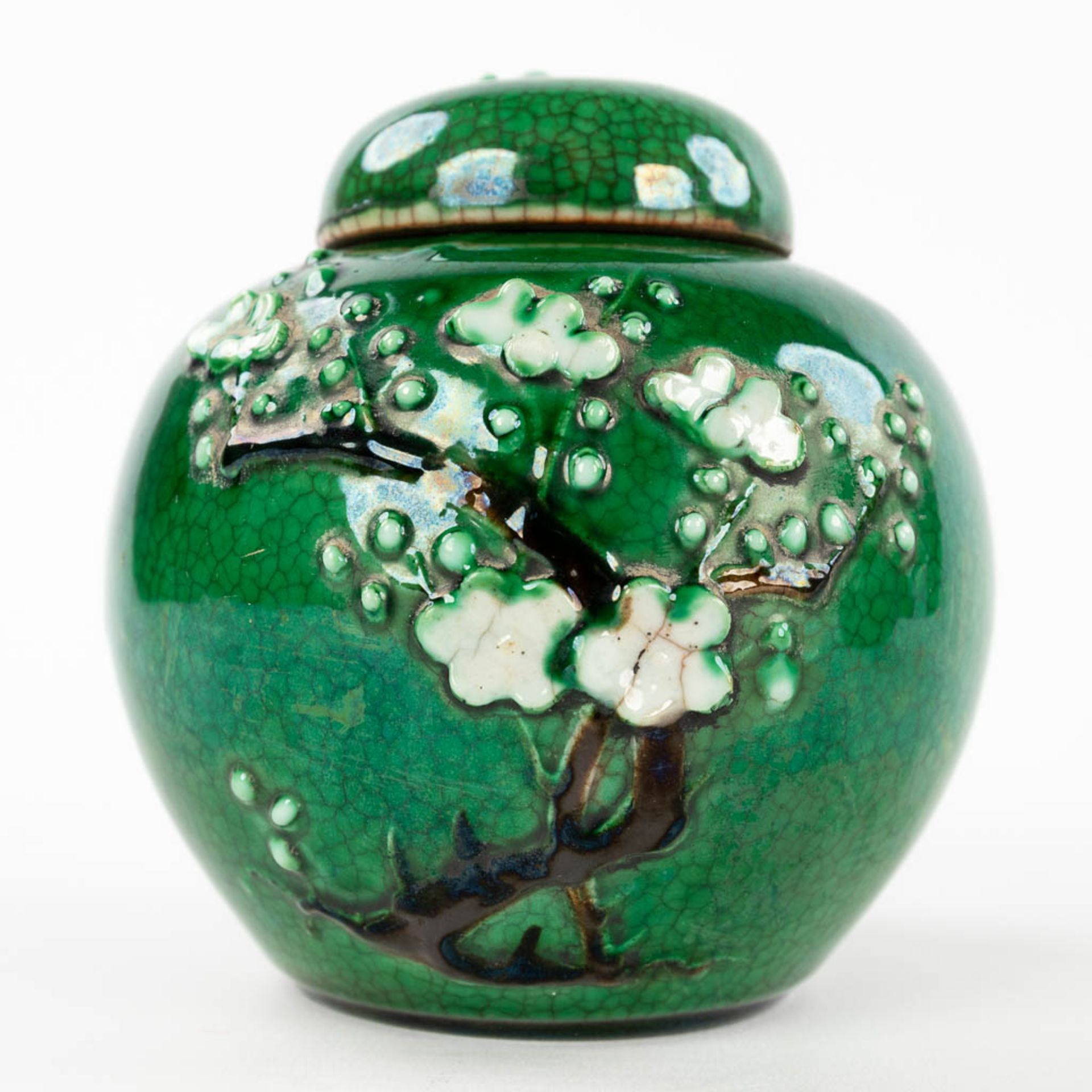 A pair of Chinese ginger jars, decorated with flowering bonsai and a green glaze. 19th C. (H:12 x D: - Bild 11 aus 11
