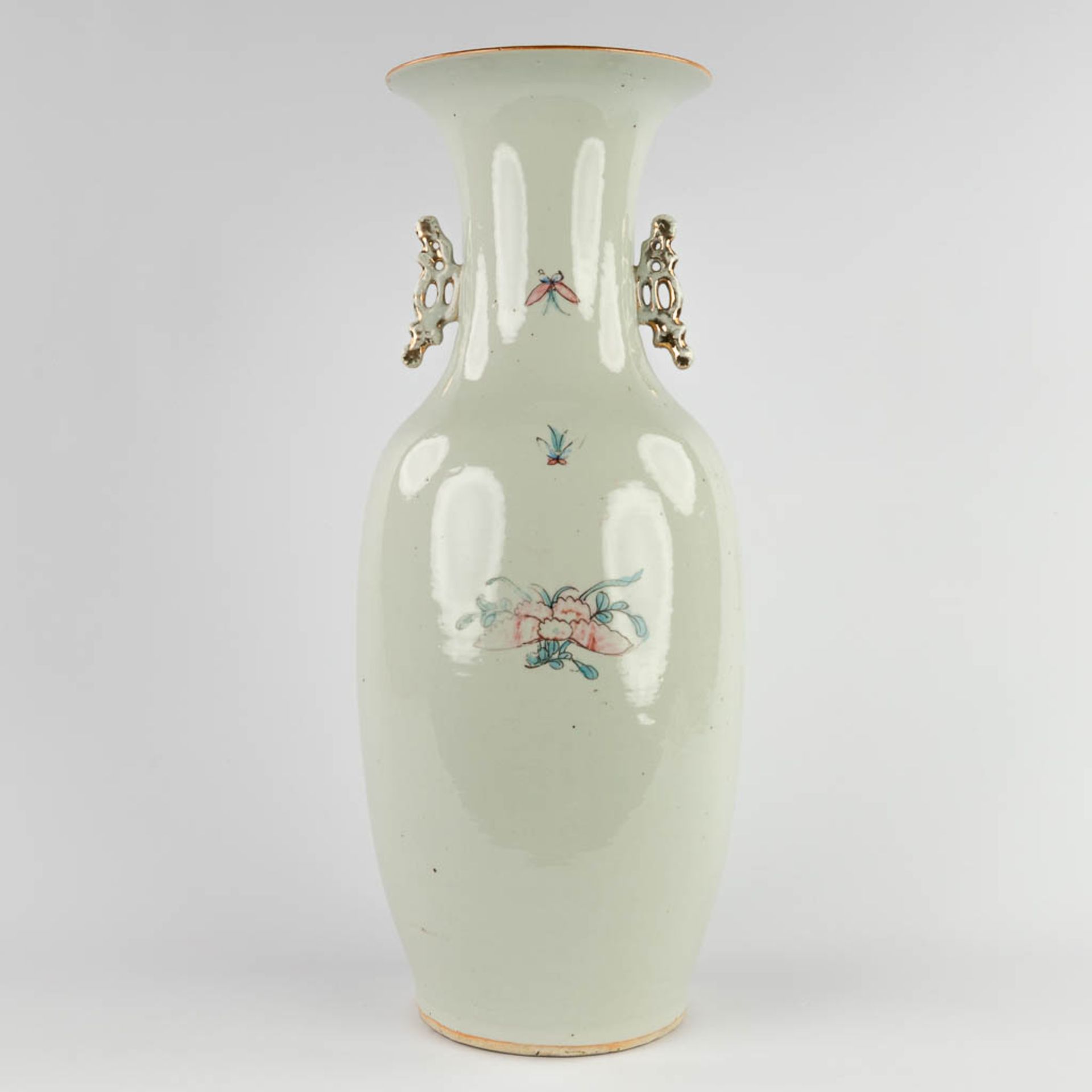 A Chinese vase, decorated with ladies in the garden. 19th/20th C. (H:58 x D:23 cm) - Bild 5 aus 12