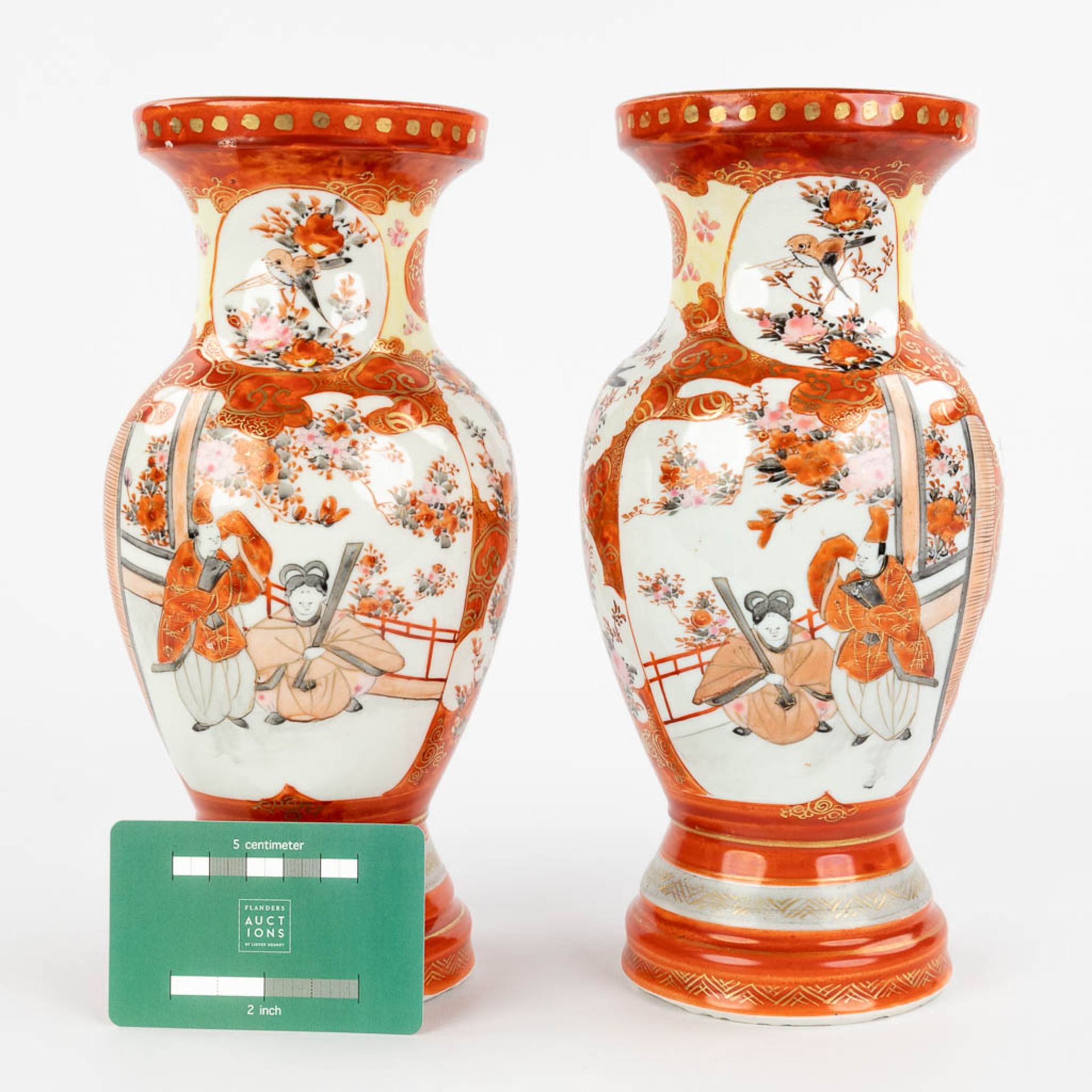 A pair of Japanese 'Kutani' vases, Meiji period, 19th C. (H:24,5 x D:11 cm) - Bild 2 aus 14