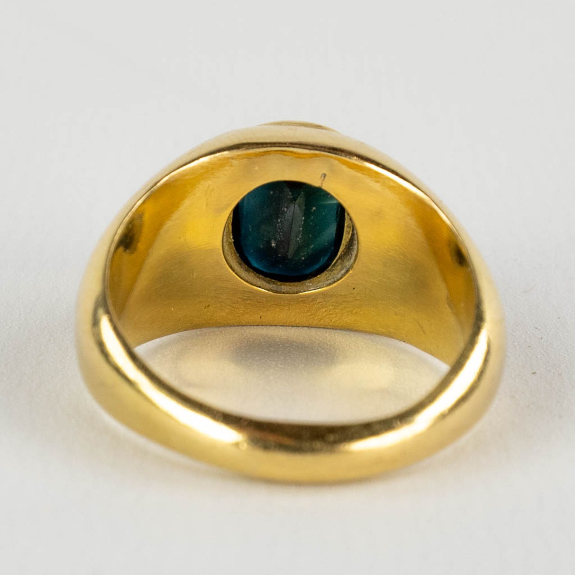A yellow gold ring with a large facetted sapphire. 22,56g. - Image 5 of 9