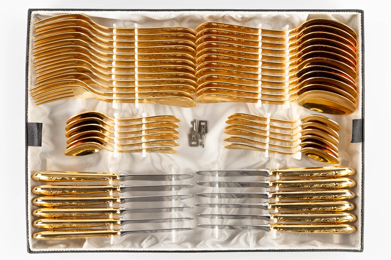 A gold-plated 'Solingen' flatware cutlery set, made in Germany. Model 'Louis XV' (D:34 x W:45 cm) - Image 11 of 12