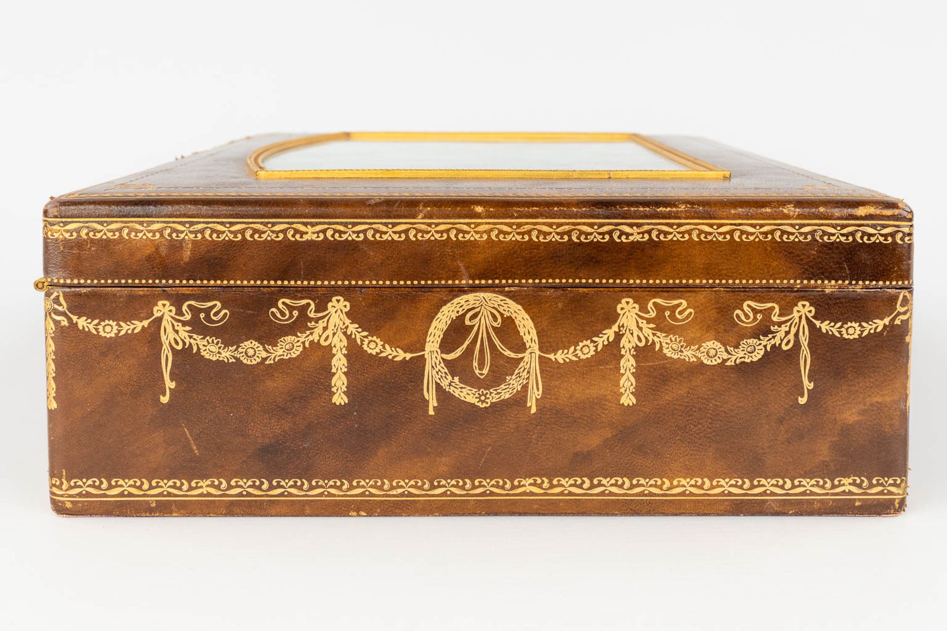 A decorative jewellery box with hand-painted decor. (D:28 x W:36,5 x H:11 cm) - Image 8 of 15