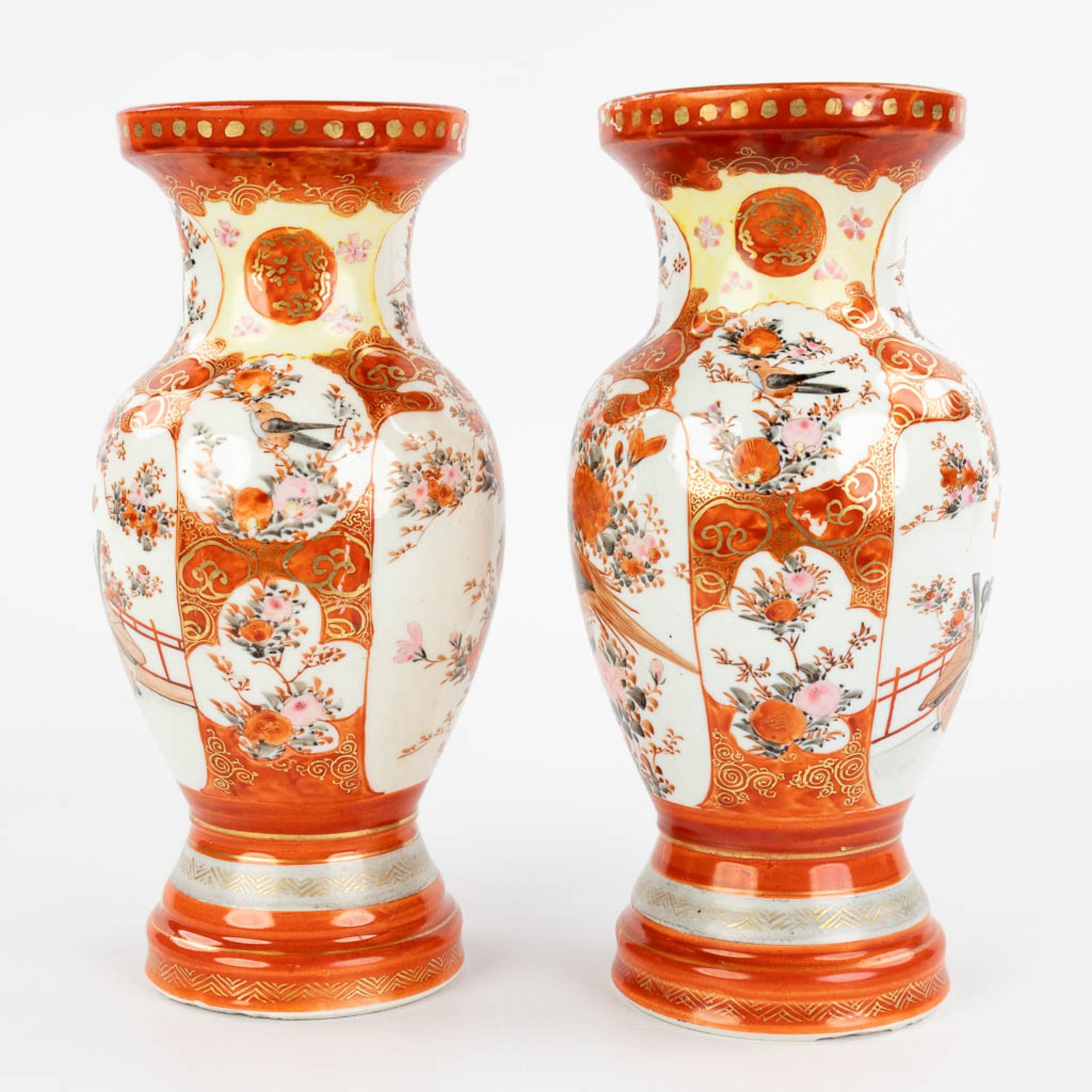 A pair of Japanese 'Kutani' vases, Meiji period, 19th C. (H:24,5 x D:11 cm) - Bild 3 aus 14