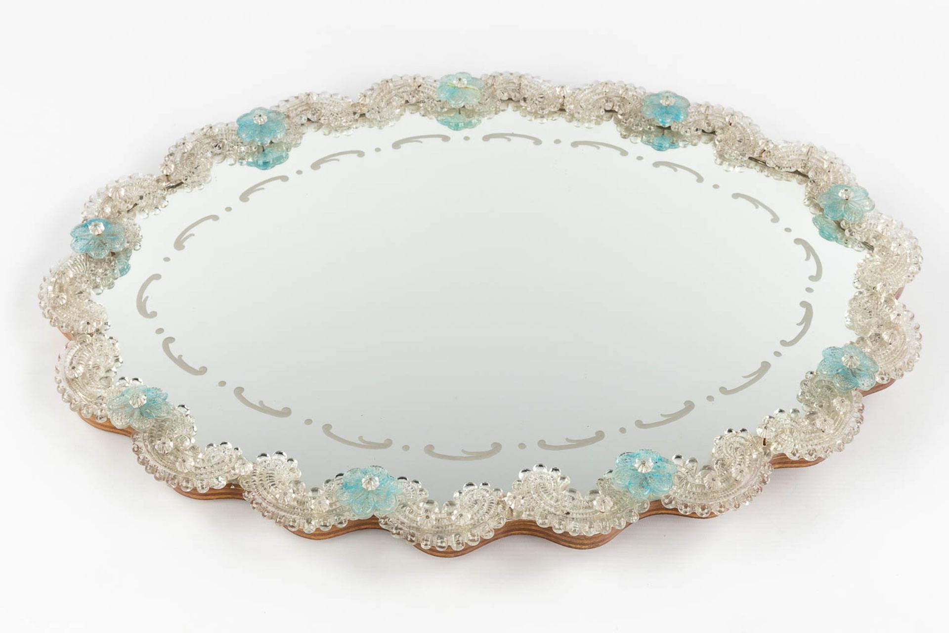 A small Venetian glass wall-mounted mirror, decorated with blue flowers. (W:45 x H:60 cm) - Bild 4 aus 10