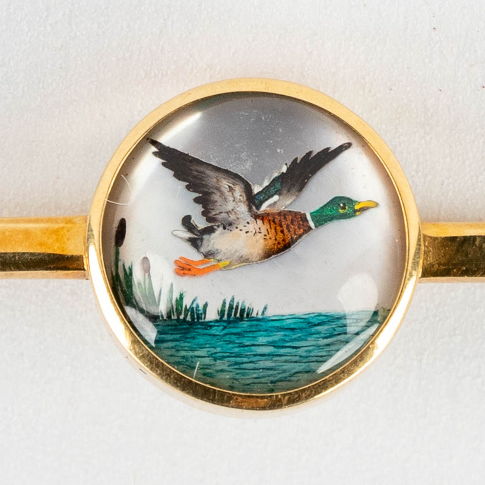 An antique brooch decorated with a miniature duck/mallard image. 18kt gold. - Image 6 of 8