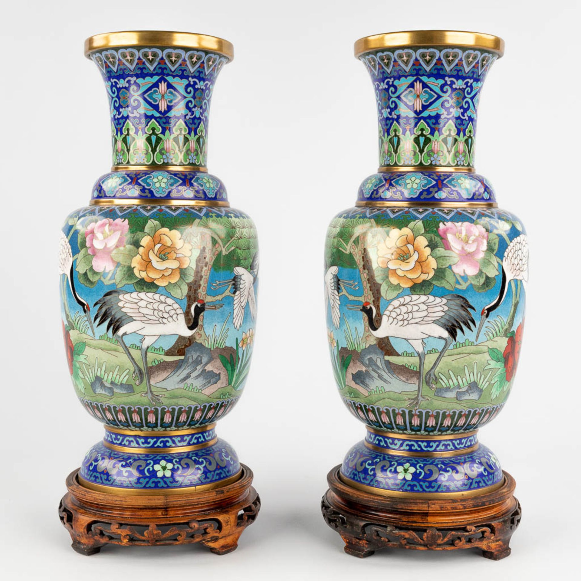 A pair of Chinese bronze cloisonné vases, decorated with cranes and flowers. 20th C. (H:39 x D:18 cm - Bild 4 aus 13