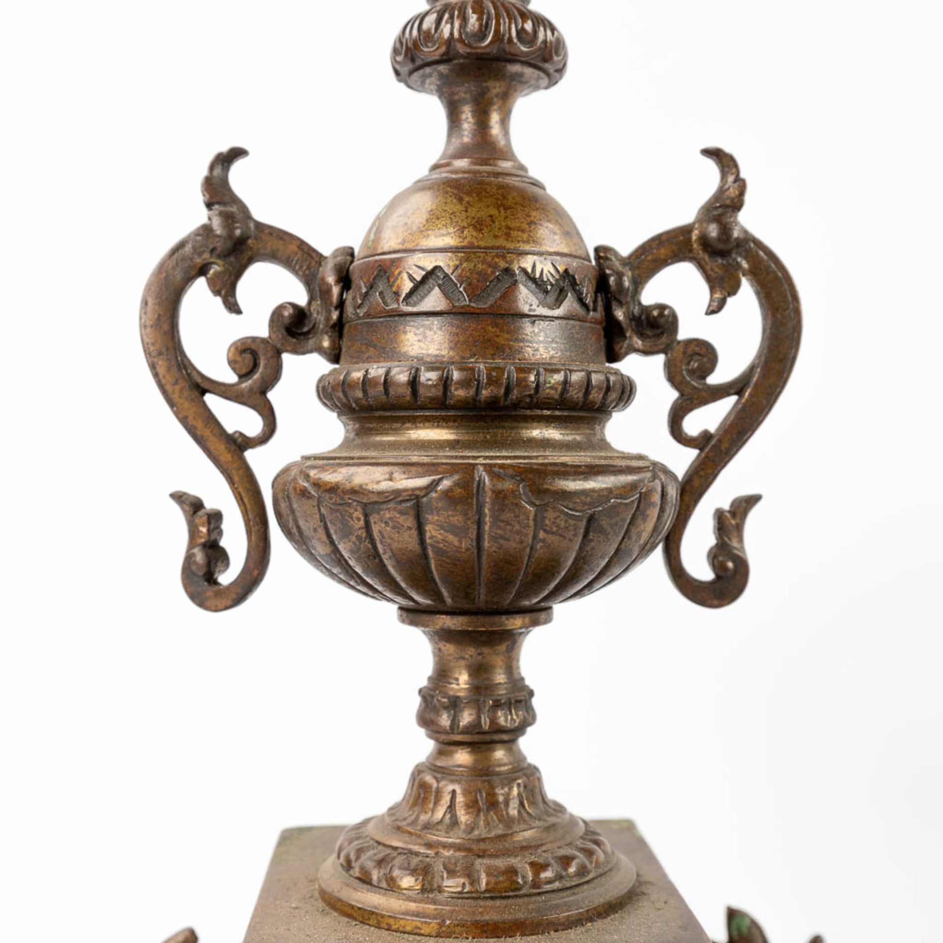 A three-piece mantle garniture clock and candelabra, patinated bronze. Circa 1900. (D:11 x W:22 x H: - Bild 9 aus 15