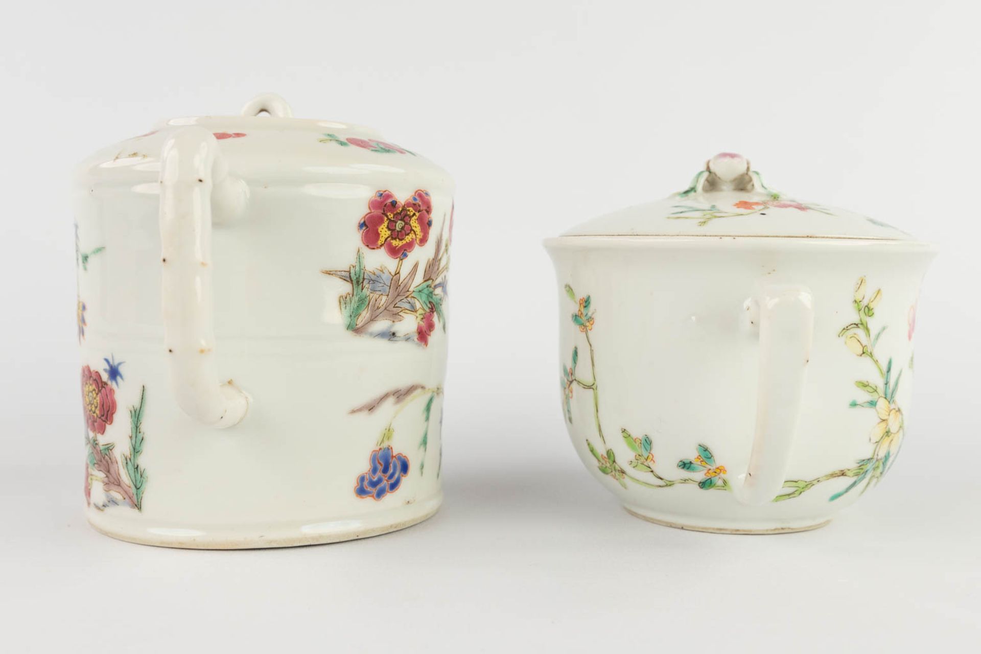 Five pieces of Chinese porcelain, decorated with hand-painted images. 19th/20th C. (H:19 x D:9 cm) - Bild 10 aus 20