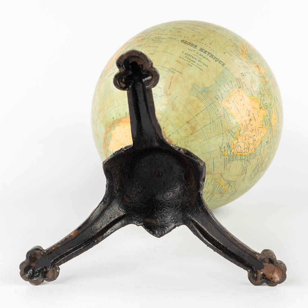 G. Thomas, a 'Globe Metrique' on a cast-iron base. (H:41 x D:25 cm) - Bild 9 aus 13