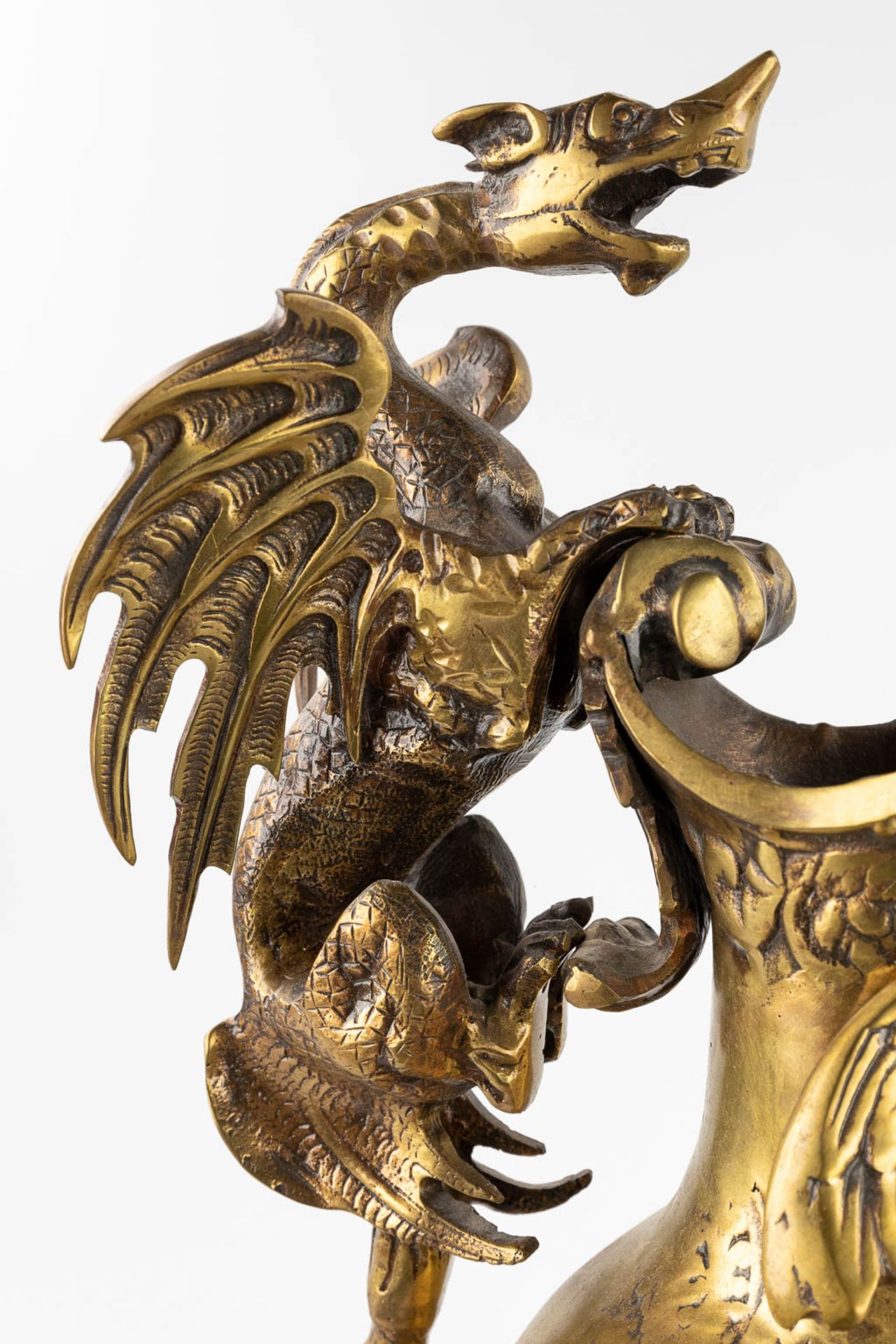 A large pitcher decorated with a dragon, bronze, 20th C. (D:18 x W:23 x H:57 cm) - Image 10 of 17