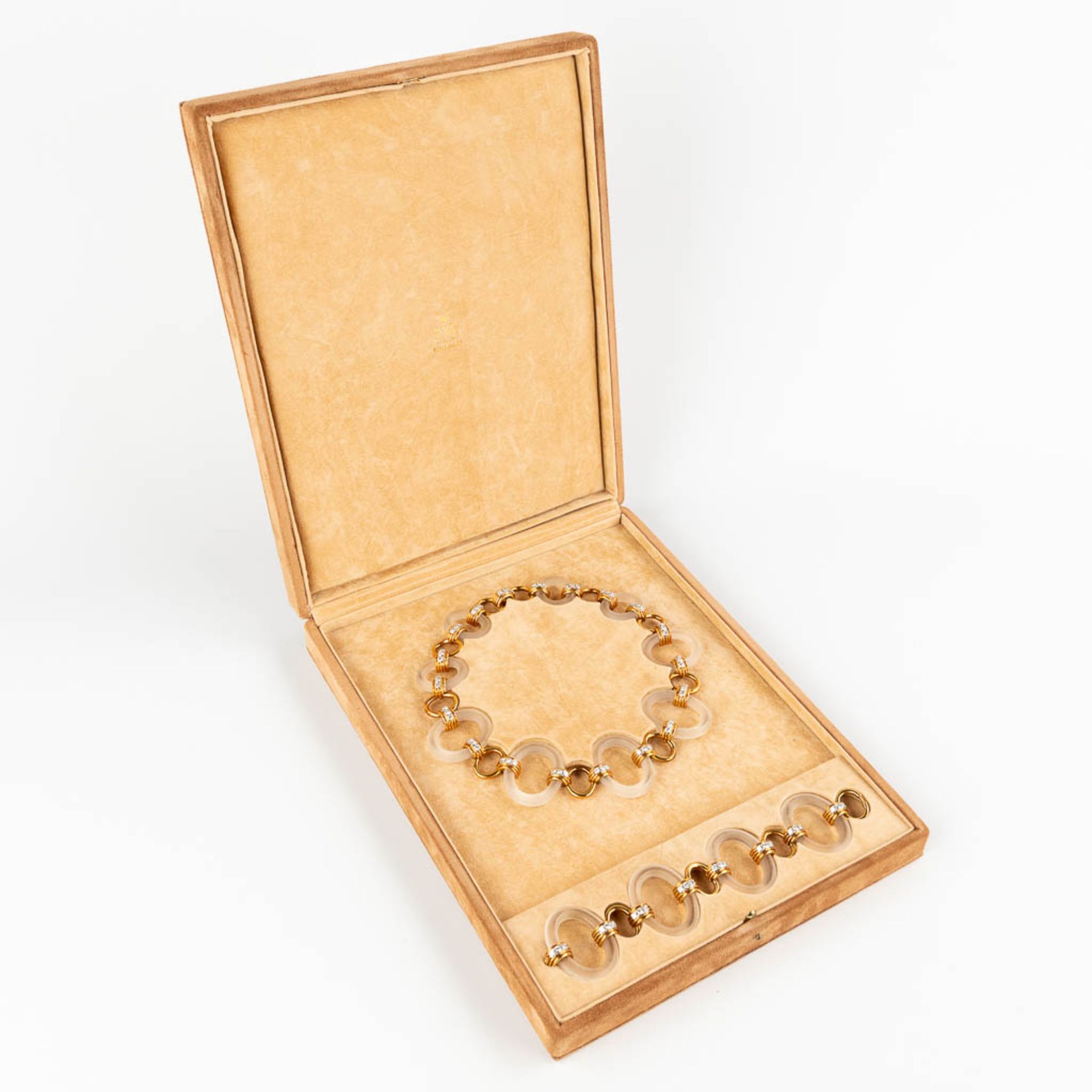 A necklace and bracelet, probably mountain crystal, 18kt gold with brilliant cut diamonds. (D:46,5 c