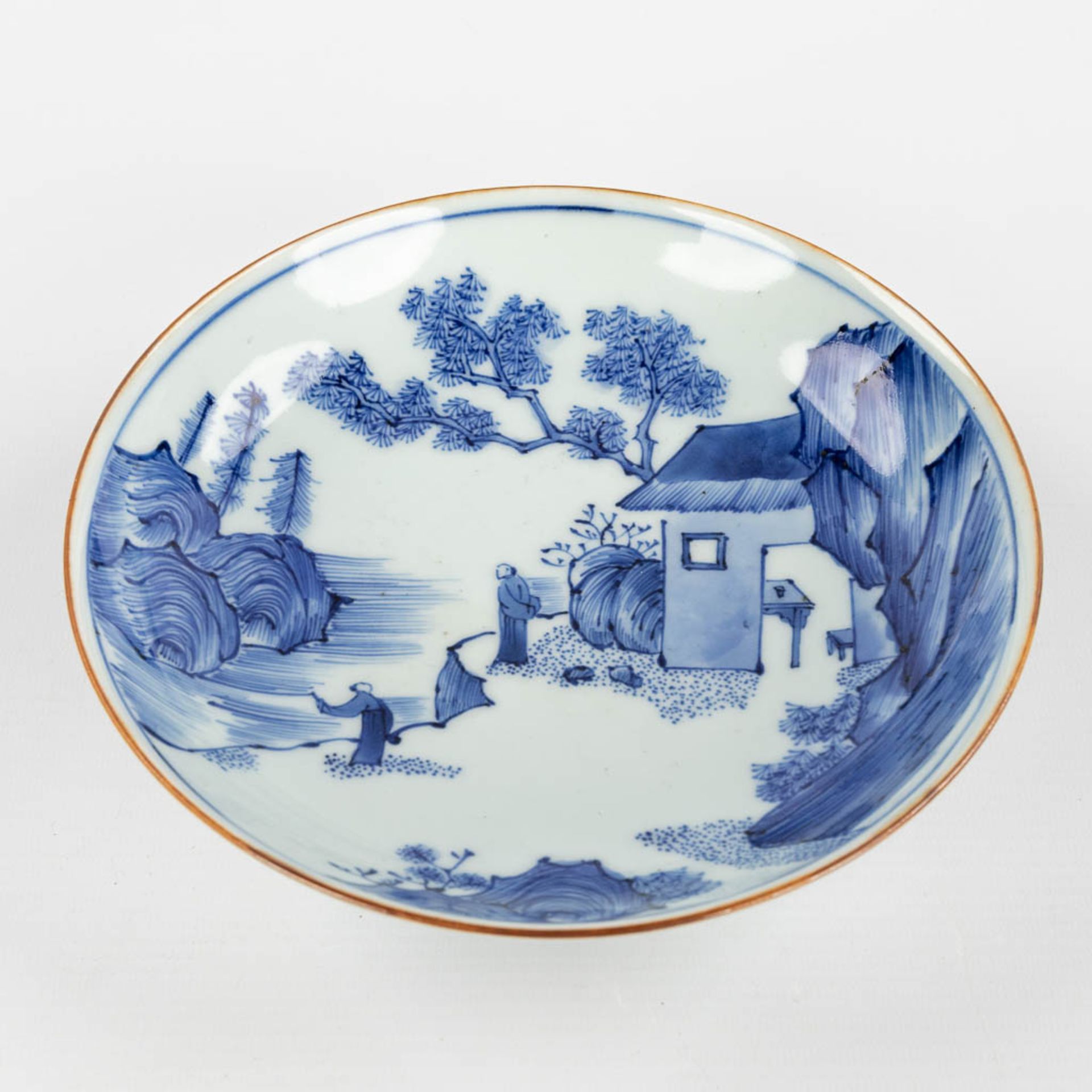 A Chinese bowl with a blue-white mountain landscape and figurines, Jiajing mark. 17th/18th C. (H:5 x