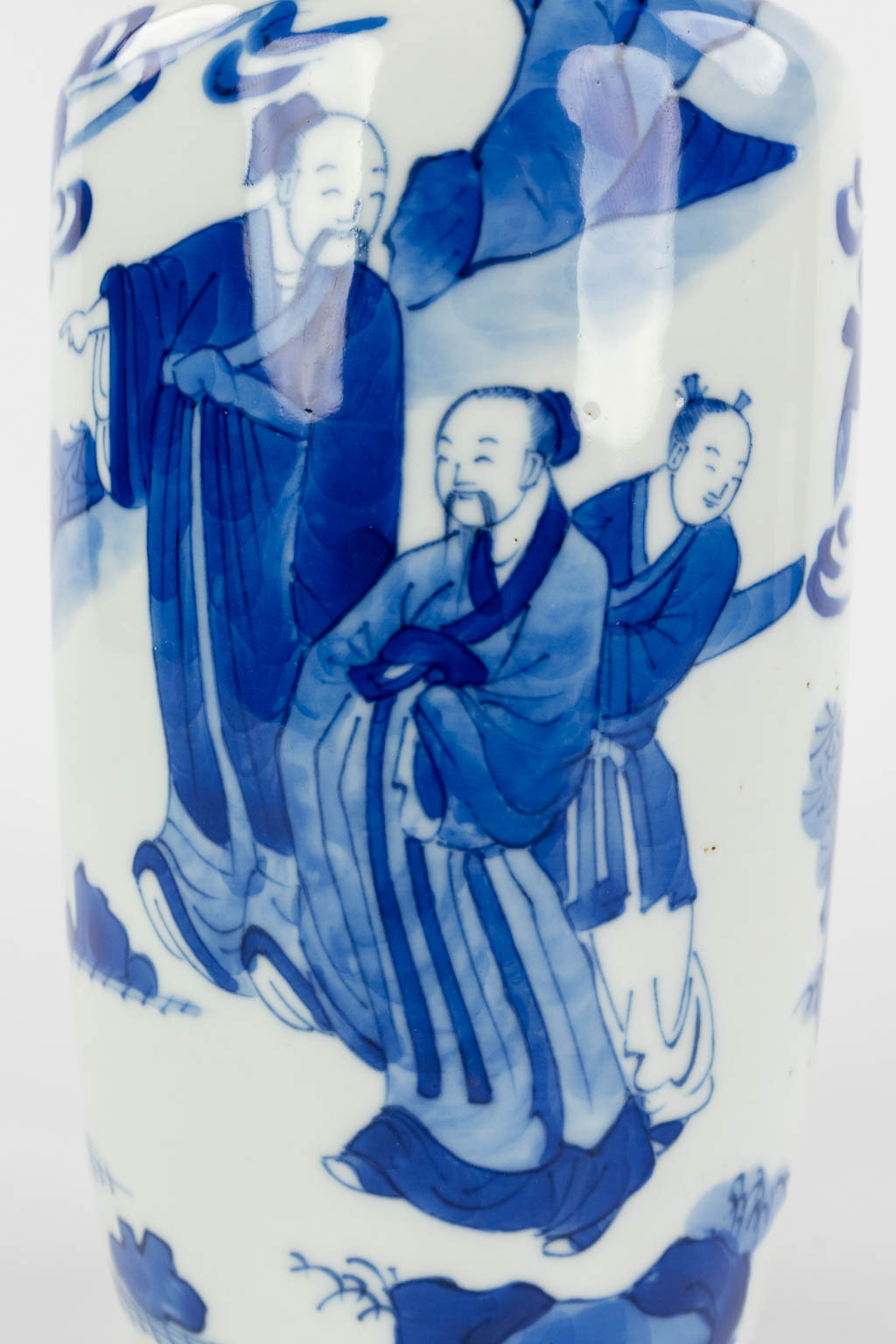 A Chinese vase decorated with blue-white figurines, Kangxi period. 18th C. (H:26 x D:10 cm) - Image 12 of 12