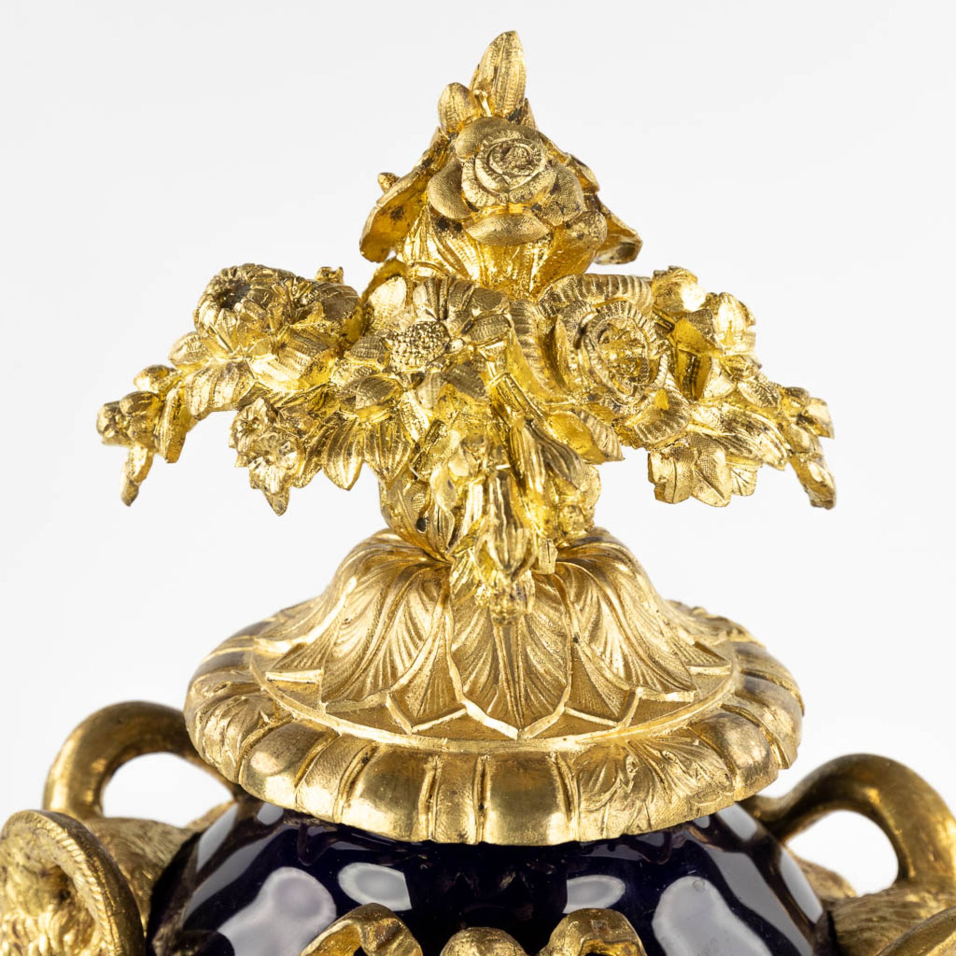 A mantle clock, gold-plated bronze on porcelain, finished with ram's heads. 19th C. (D:17 x W:46 x H - Bild 8 aus 16