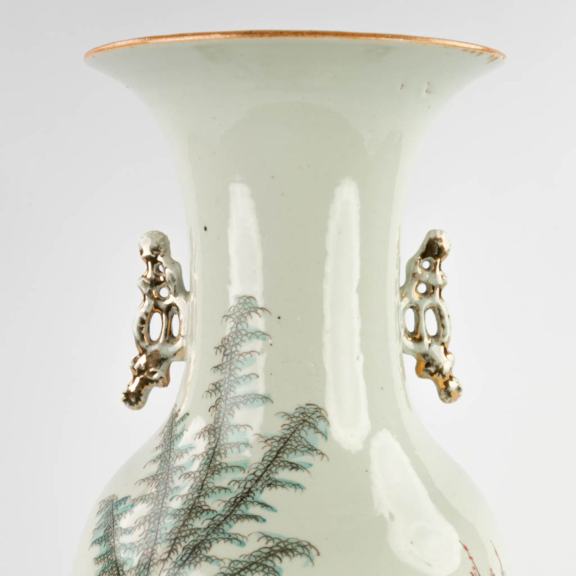 A Chinese vase, decorated with ladies in the garden. 19th/20th C. (H:58 x D:23 cm) - Bild 9 aus 12