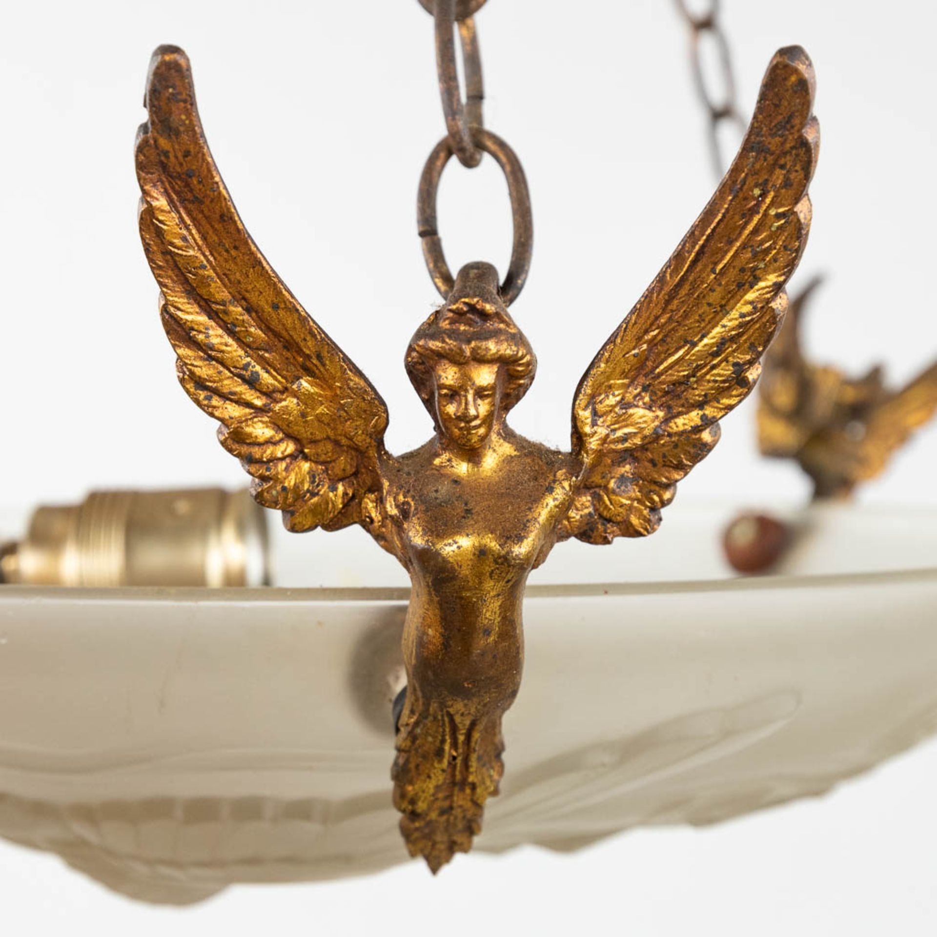 An art glass chandelier, suspended by bronze angels and decorated with flying birds. Art Deco. (D:40 - Bild 7 aus 9