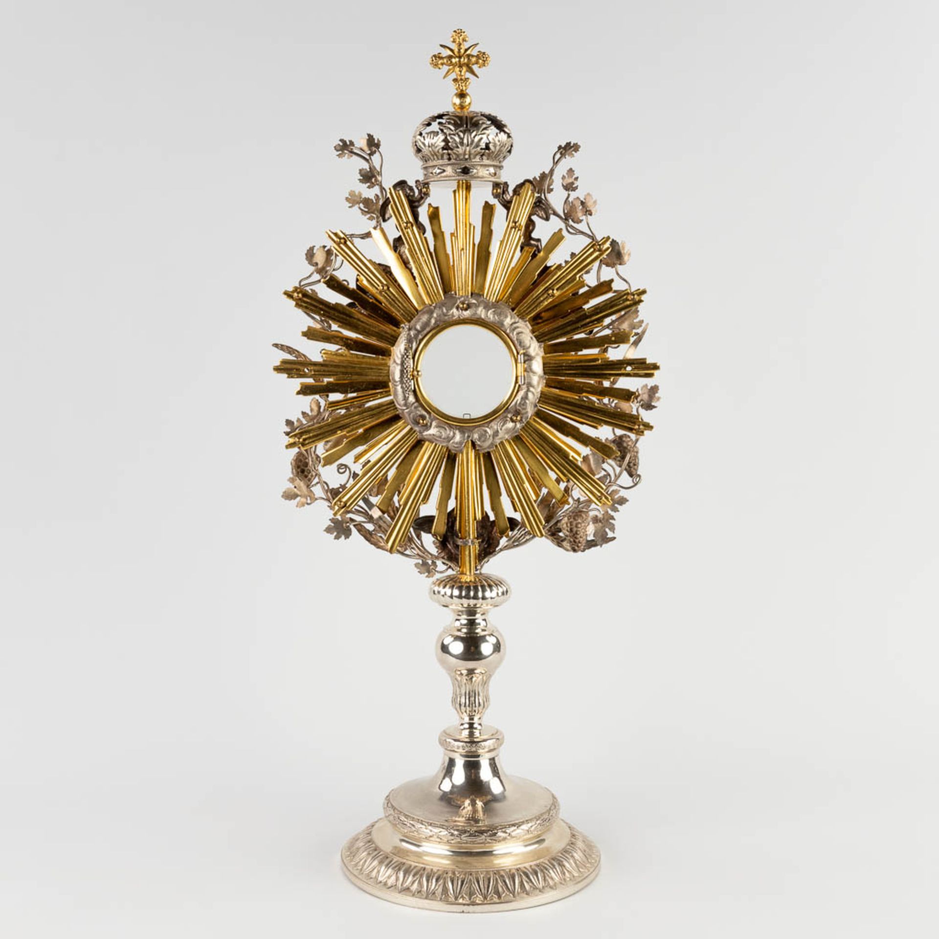 A sunburst monstrance, silver, decorated with angels, wheat and grape vines. Belgium, 19th C. (D:20 - Image 5 of 22