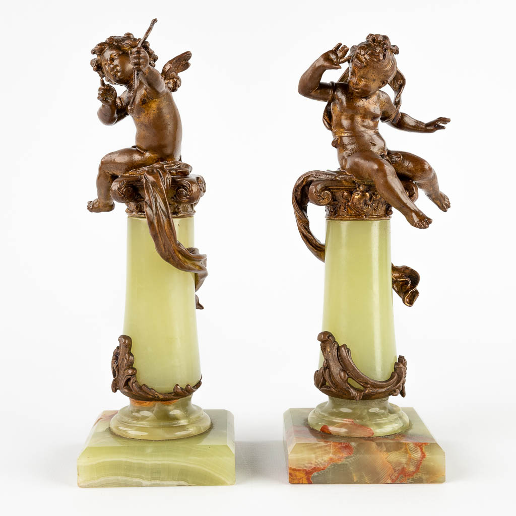 A pair of putti on a pedestal, spelter and onyx in Louis XV style. 19th C. (D:8 x W:8 x H:23 cm) - Image 6 of 11