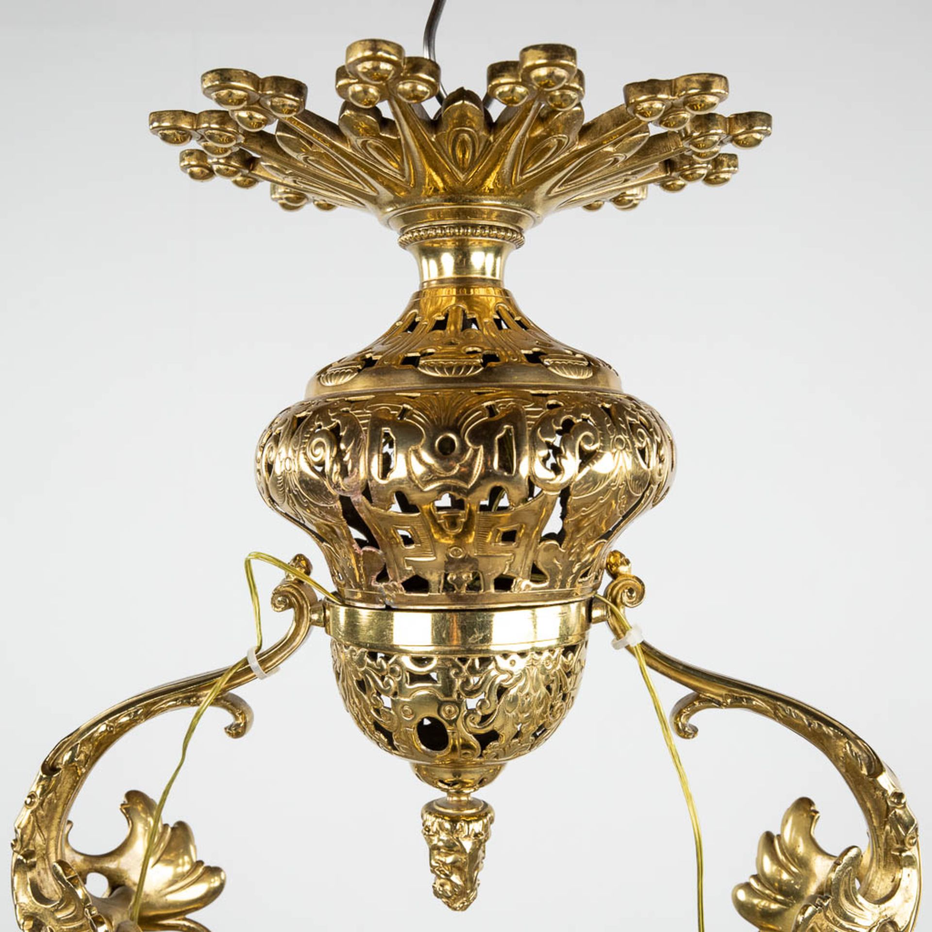 A large 'Lampe Belge' decorated with putti, bronze and glass. 20th C. (D:40 x W:94 x H:97 cm) - Bild 4 aus 12