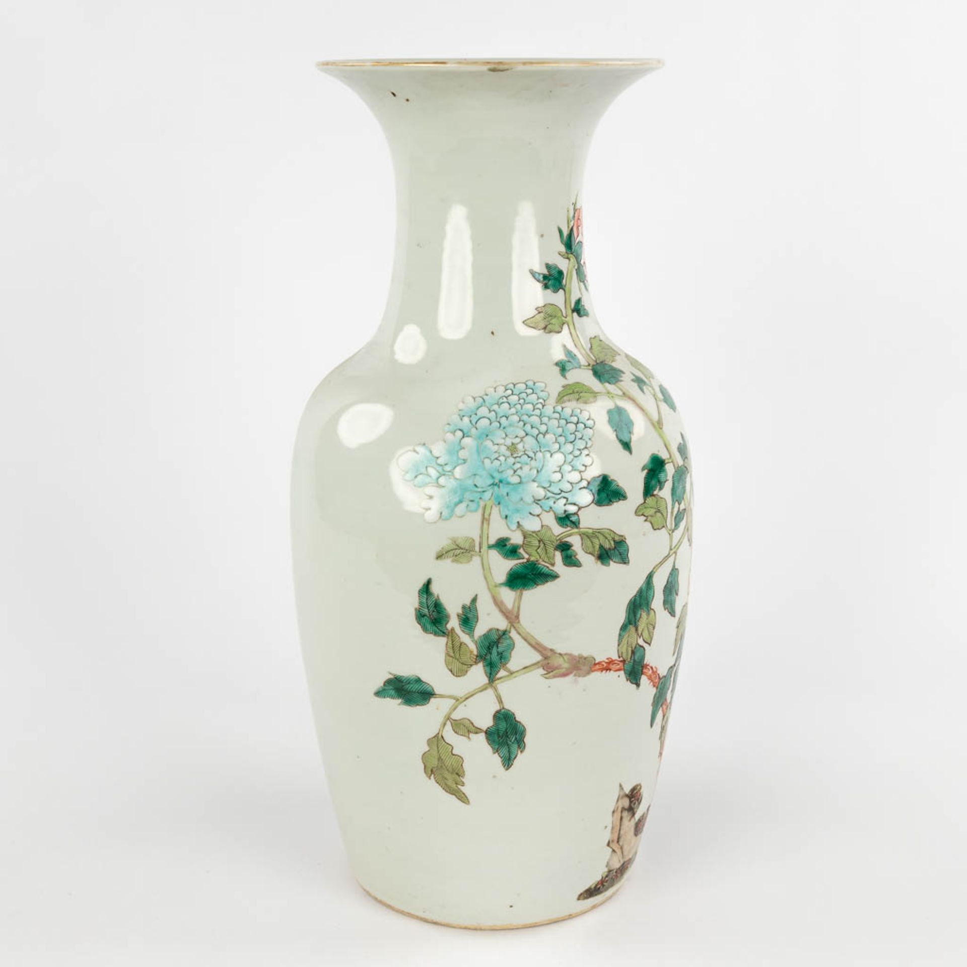 A Chinese vase, decorated with flowers and peonies. 19th/20th C. (H:20 x D:43,5 cm) - Bild 4 aus 15