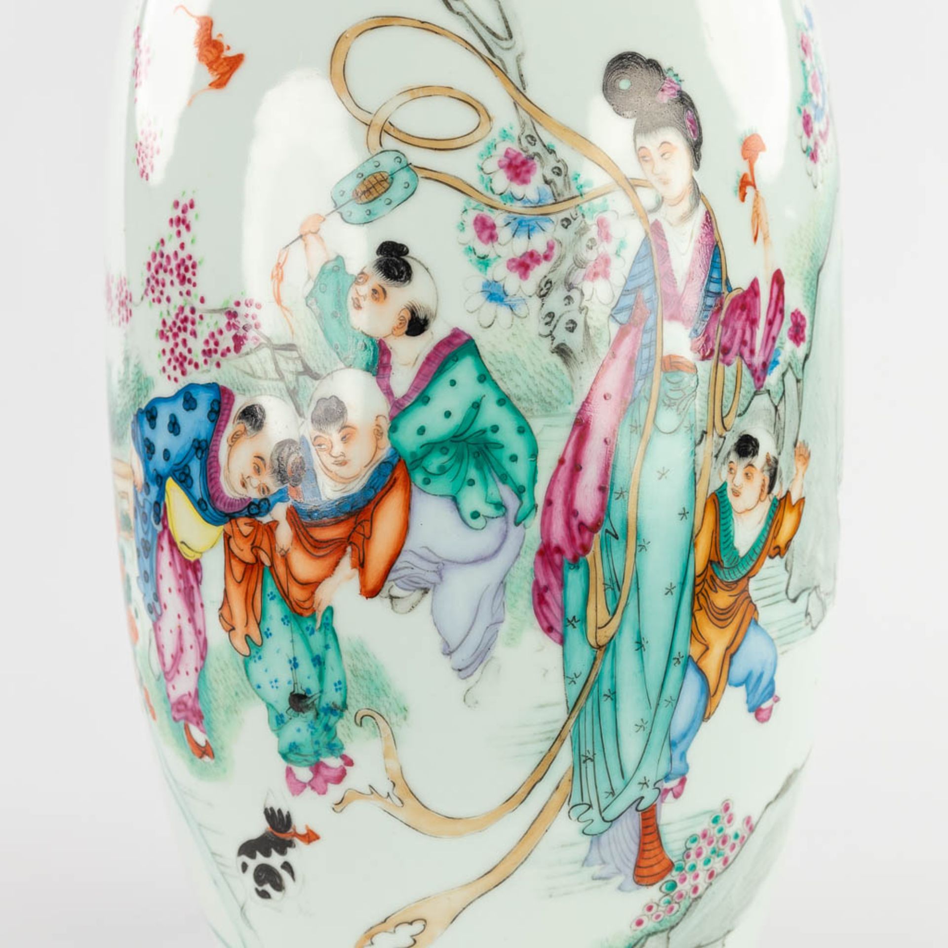 A Chinese vase decorated with a lady and children. 19th/20th C. (H:58 x D:22 cm) - Bild 11 aus 13