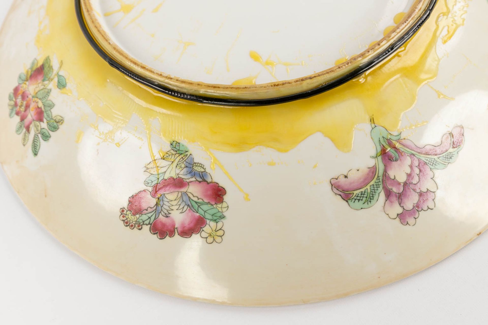 A Chinese Famille Rose plate, decorated with warriors, peaches and antiquities. 19th/20th C. (D:45,5 - Bild 12 aus 12