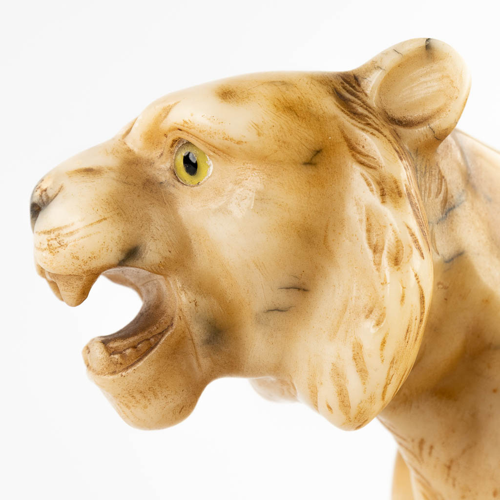 Figurine of a tiger, sculptured alabaster. 20th C. (D:13 x W:32 x H:27 cm) - Image 11 of 11