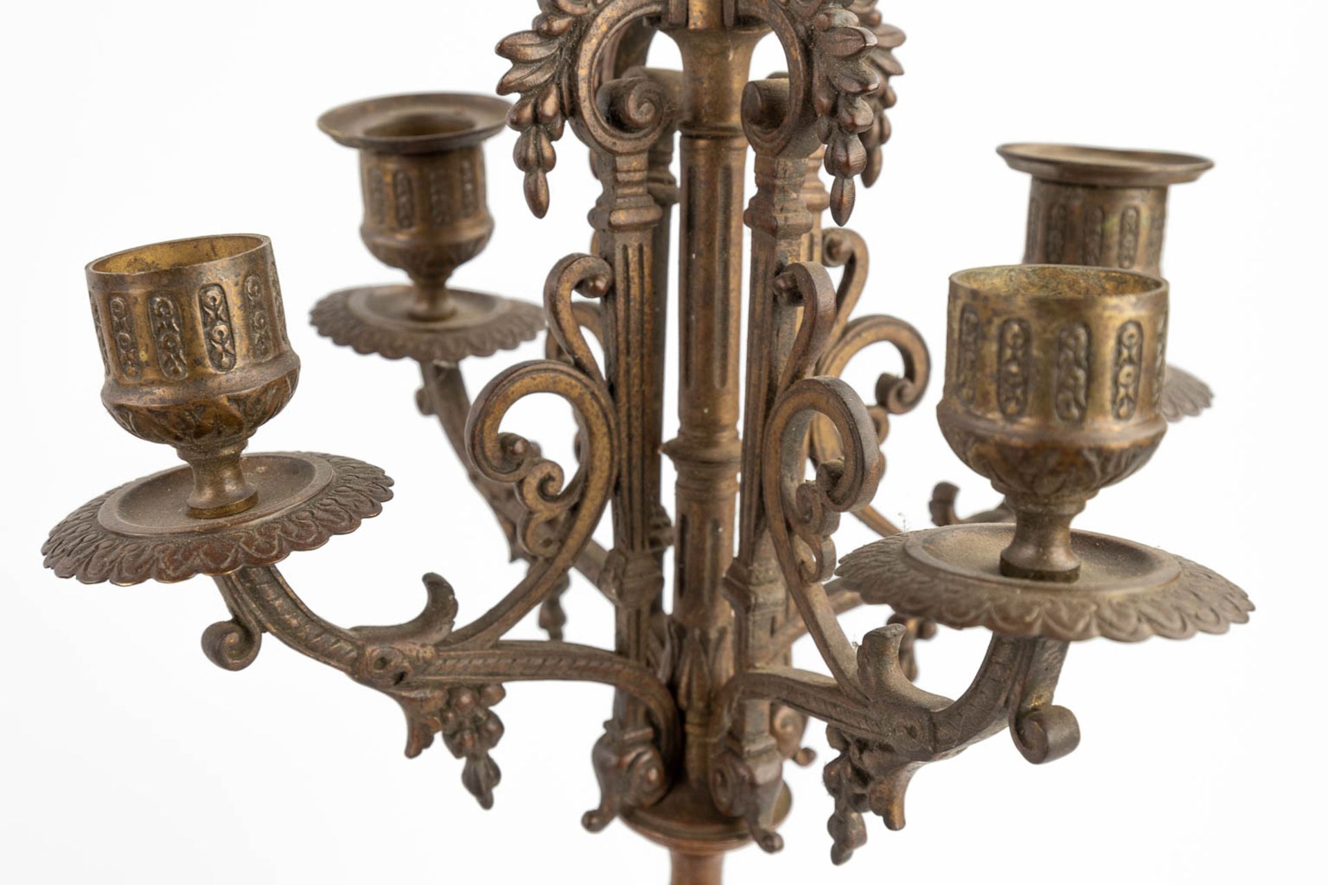 A three-piece mantle garniture clock and candelabra, patinated bronze. Circa 1900. (D:11 x W:22 x H: - Bild 11 aus 15