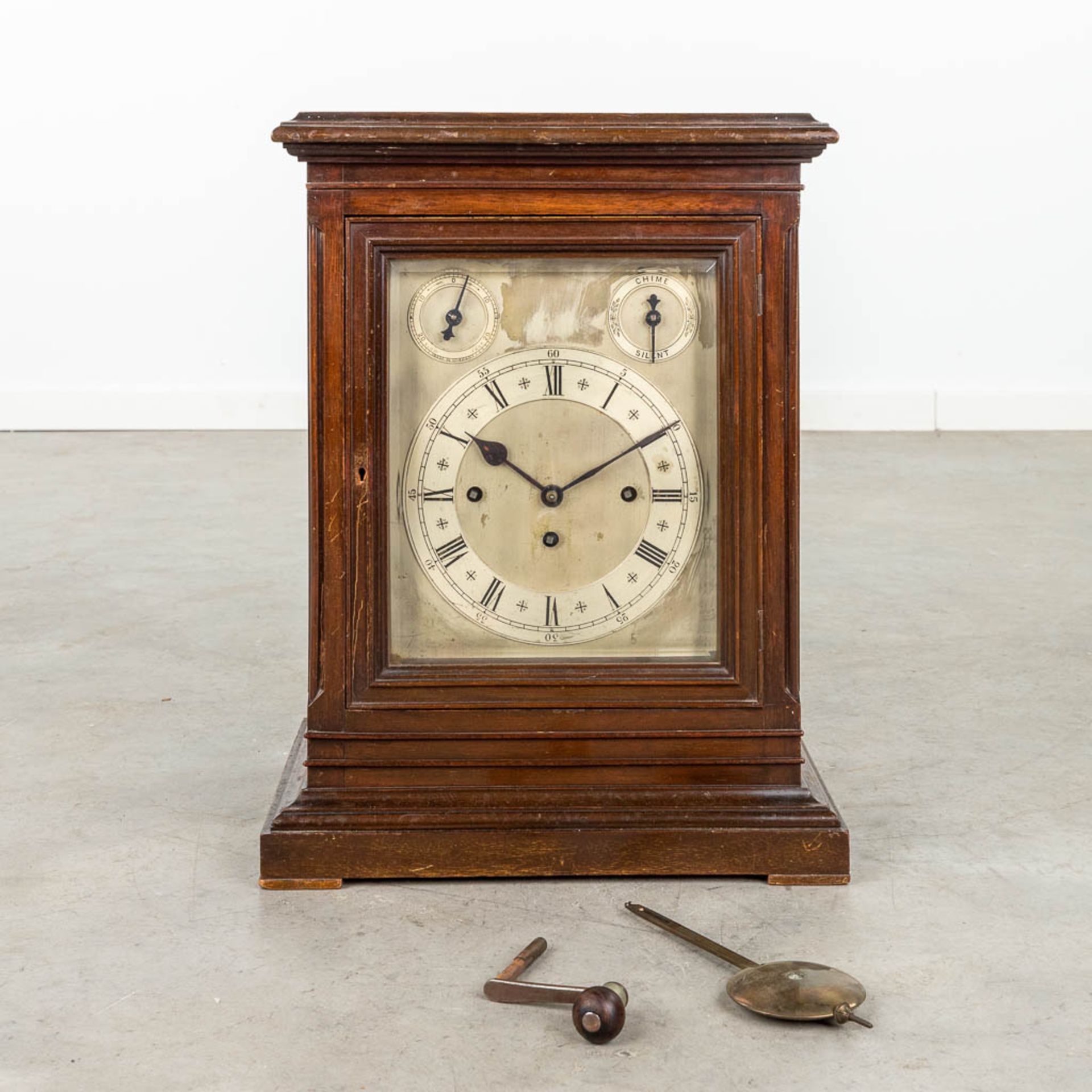 An antique English table clock with 3 gongs. Silver-plated dial and Snek movement. 19th C. (D:25 x W