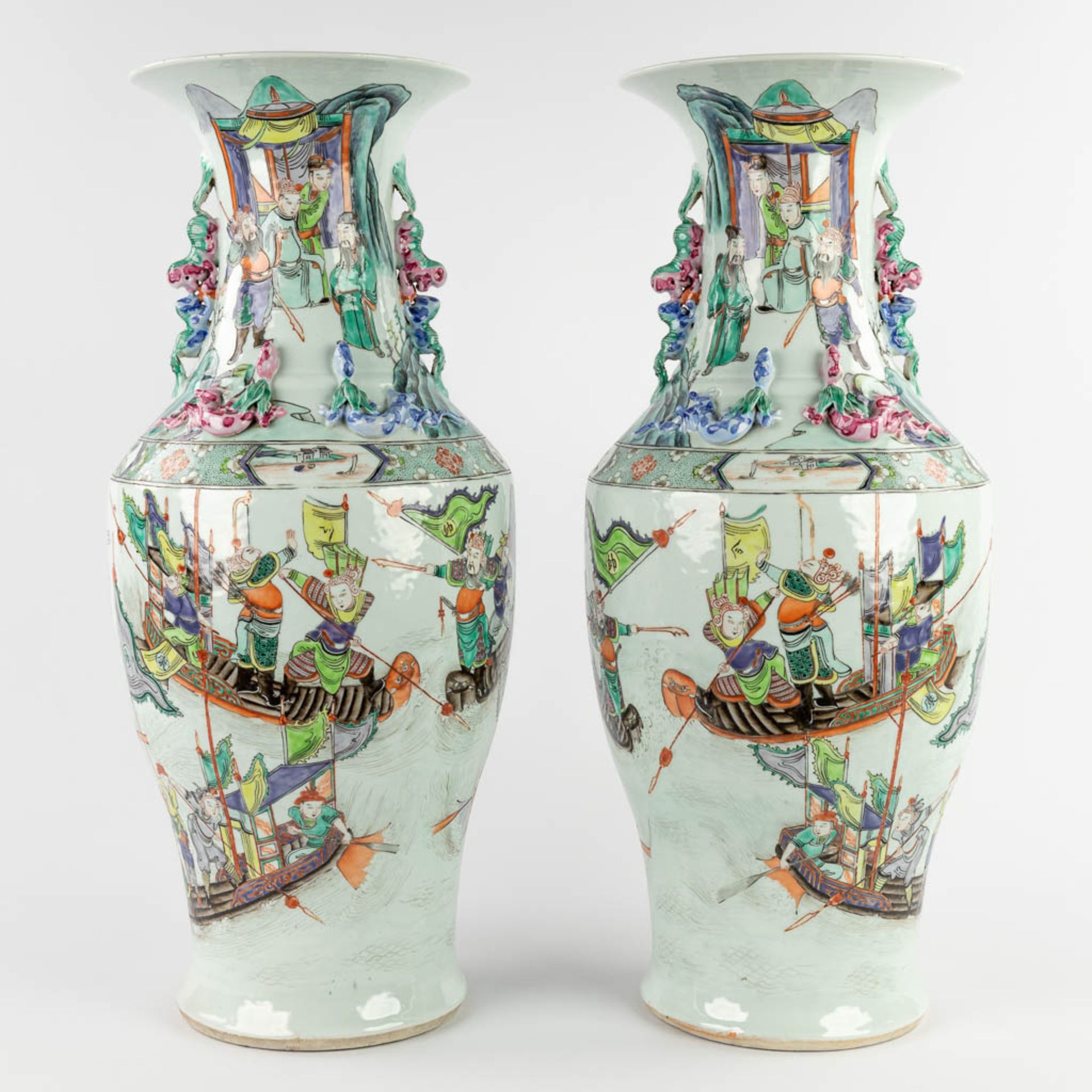 A pair of Chinese Famille Rose vases decorated with warriors in ships. 19th/20th C. (H:62 x D:26 cm)