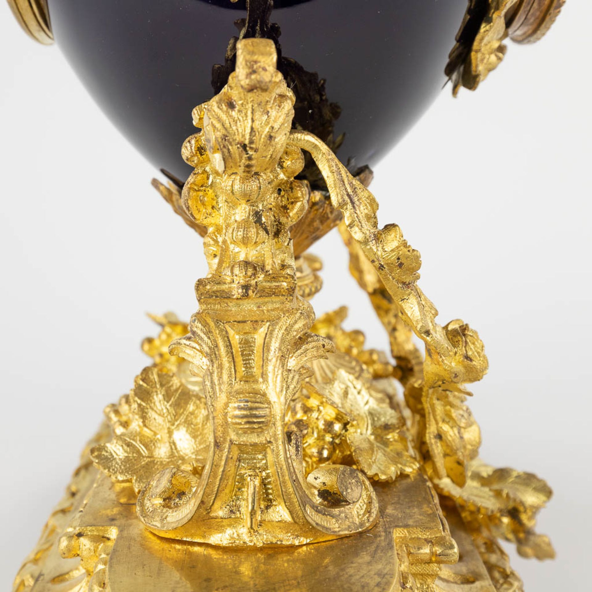 A mantle clock, gold-plated bronze on porcelain, finished with ram's heads. 19th C. (D:17 x W:46 x H - Bild 13 aus 16