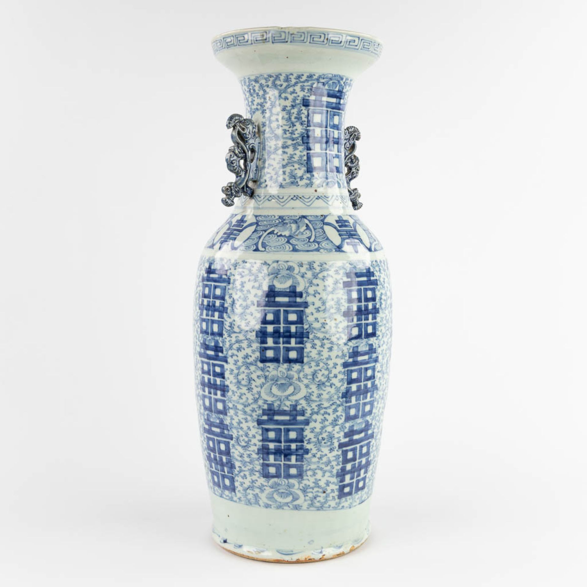 A Chinese vase, blue-white with a Double Xi, sign of happiness. 19th/20th C. (H:62 x D:25 cm) - Bild 3 aus 13