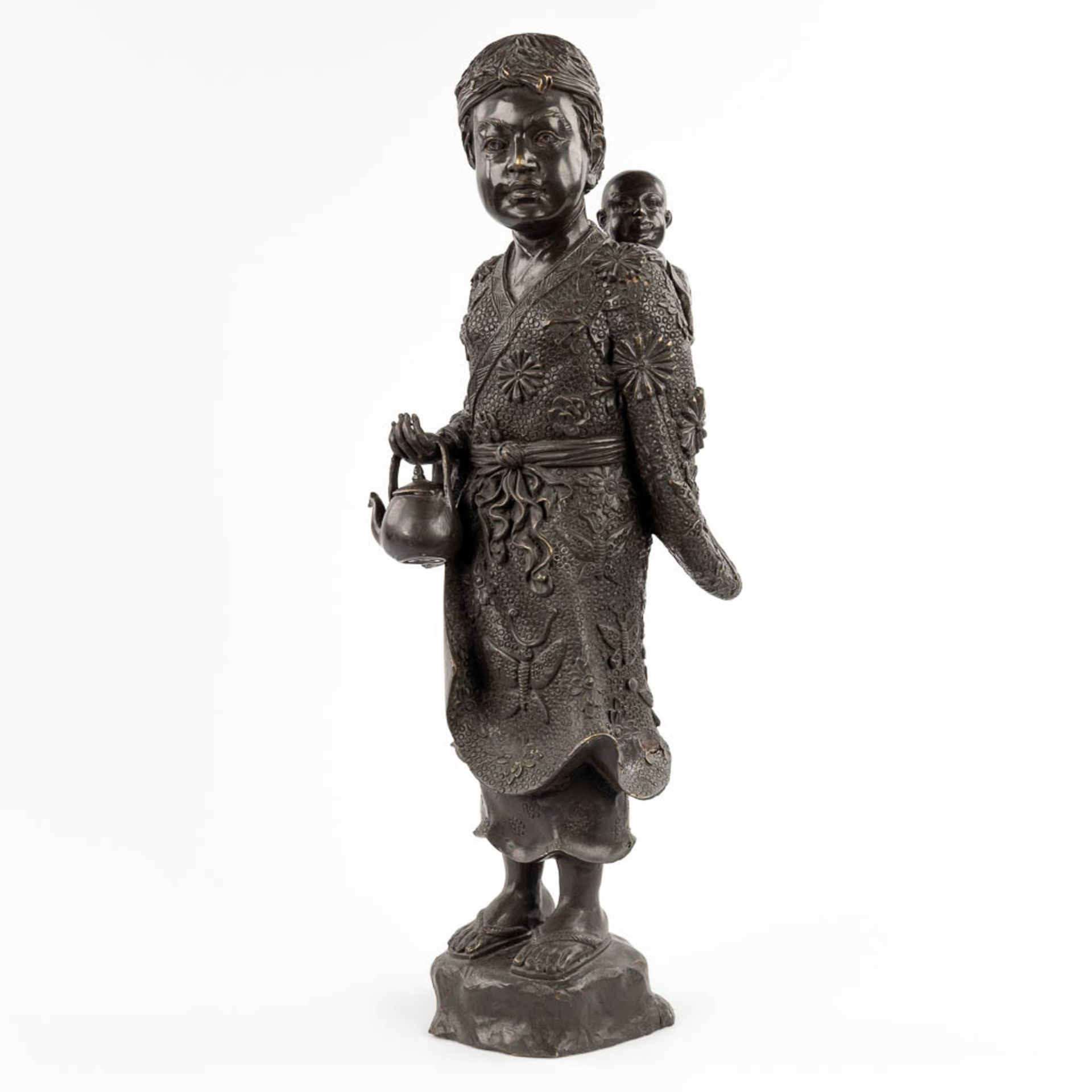 A Japanese Okimono of a mother with child, patinated bronze. 20th C. (D:18 x W:22 x H:59 cm) - Image 7 of 16