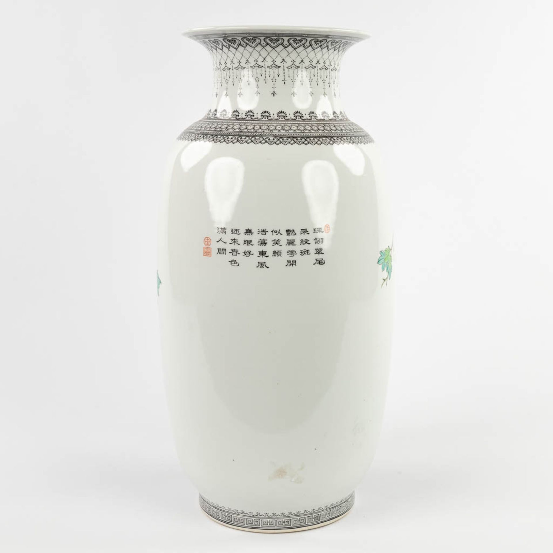 A Chinese vase decorated with peacocks, 20th C. (H:42,5 x D:21 cm) - Bild 5 aus 11