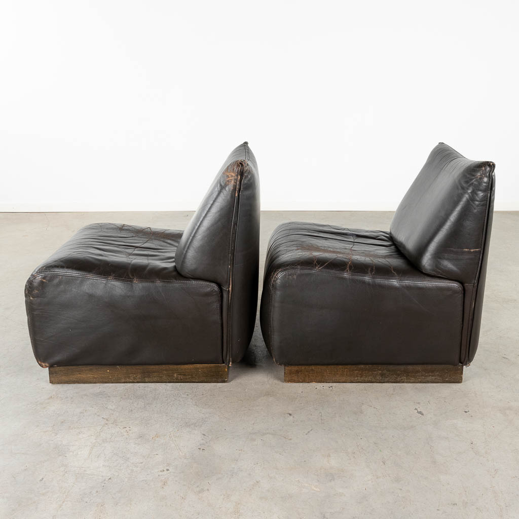 A pair of mid-century black leather relax chairs, Jori, Belgium. (D:62 x W:74 x H:75 cm) - Image 6 of 13