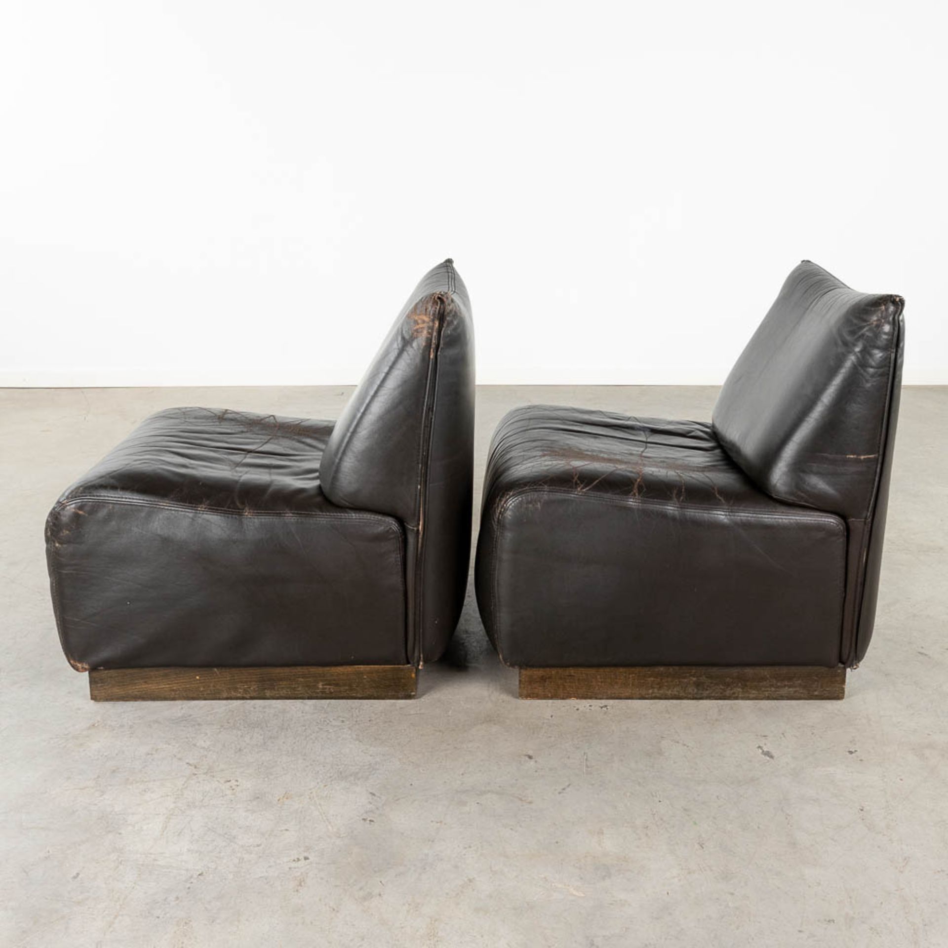 A pair of mid-century black leather relax chairs, Jori, Belgium. (D:62 x W:74 x H:75 cm) - Bild 6 aus 13