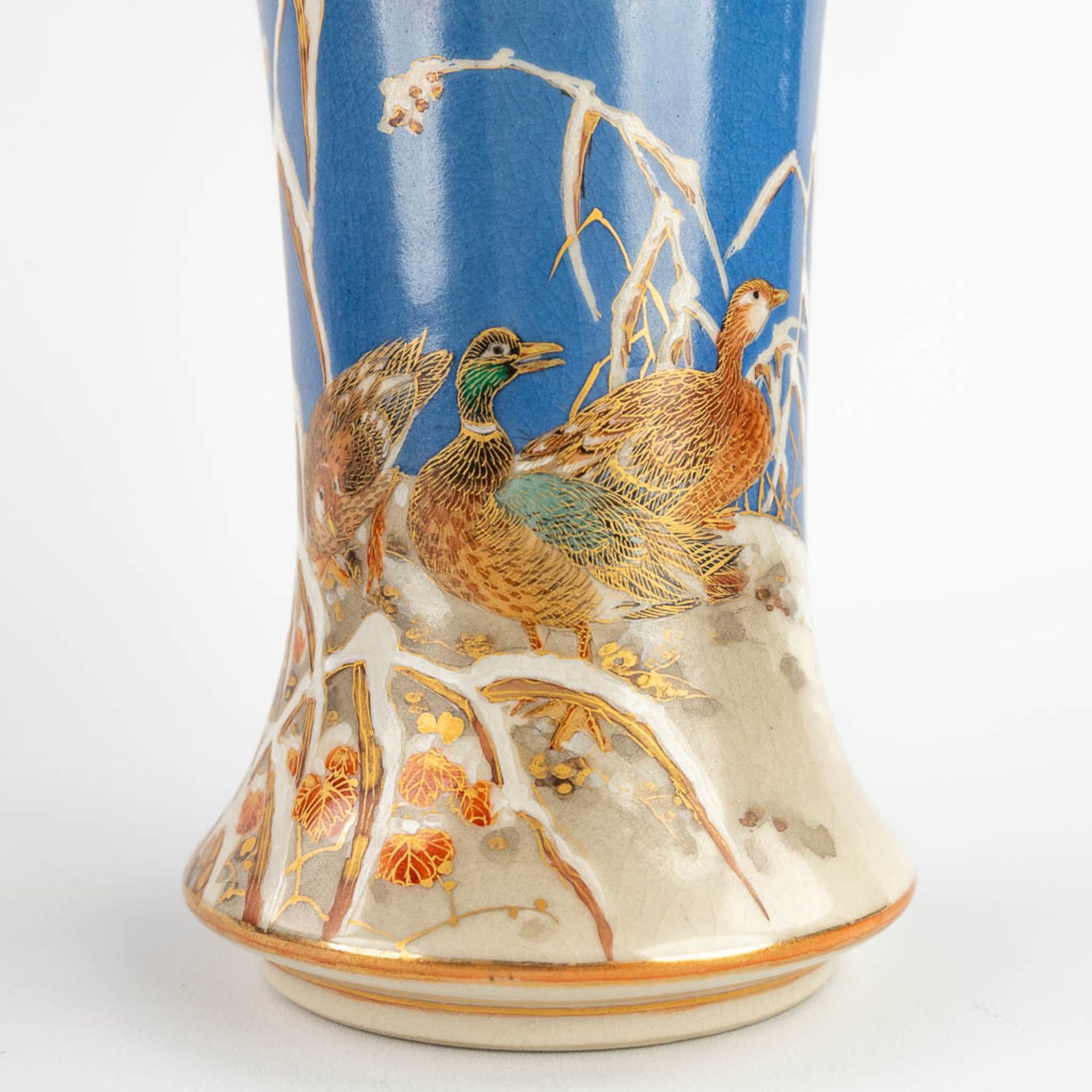 A pair of Japanese vases decorated with fauna and flora. (H:20 x D:16 cm) - Bild 10 aus 14