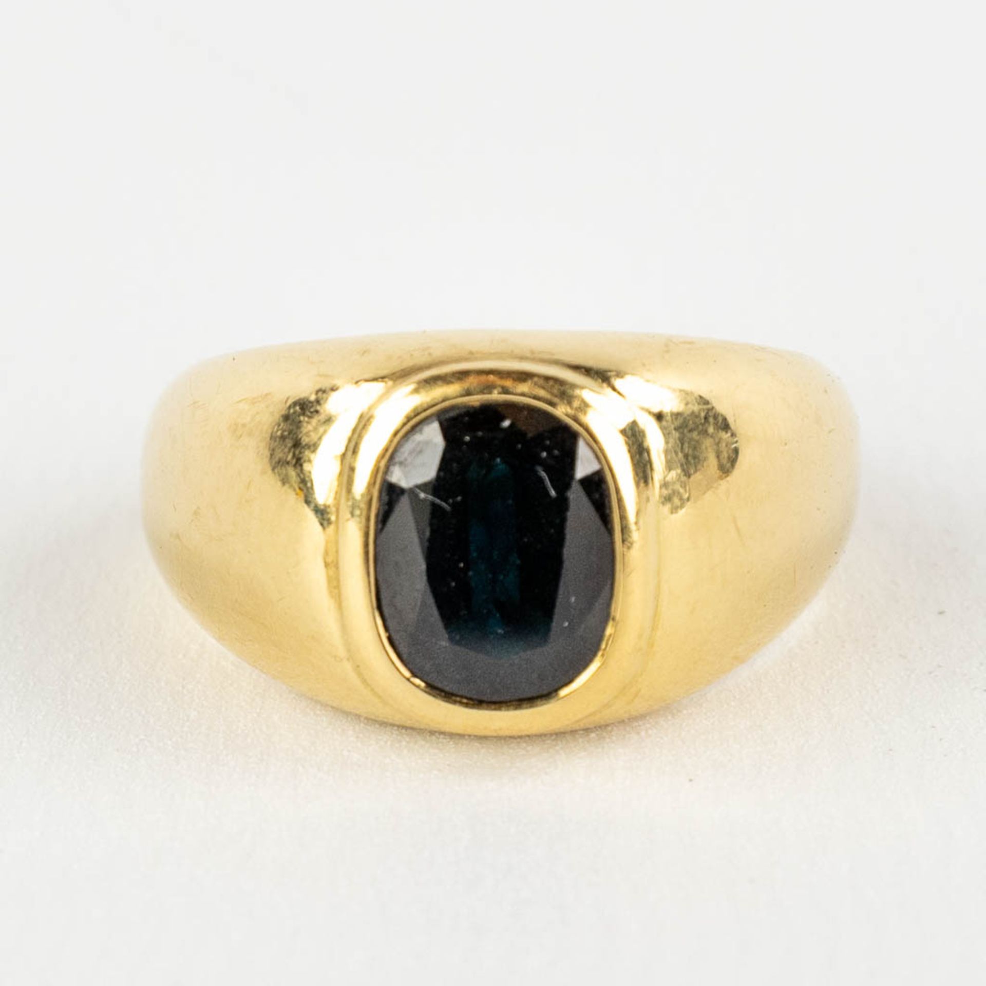 A yellow gold ring with a large facetted sapphire. 22,56g. - Image 3 of 9